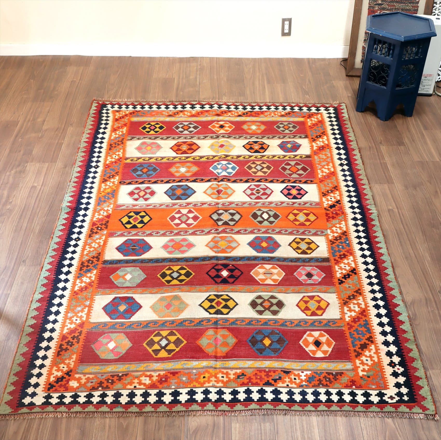 オールドキリム・シラーズ/カリヨラ /カシュカイ族の伝統柄・赤とオレンジのボーダーにベレケット