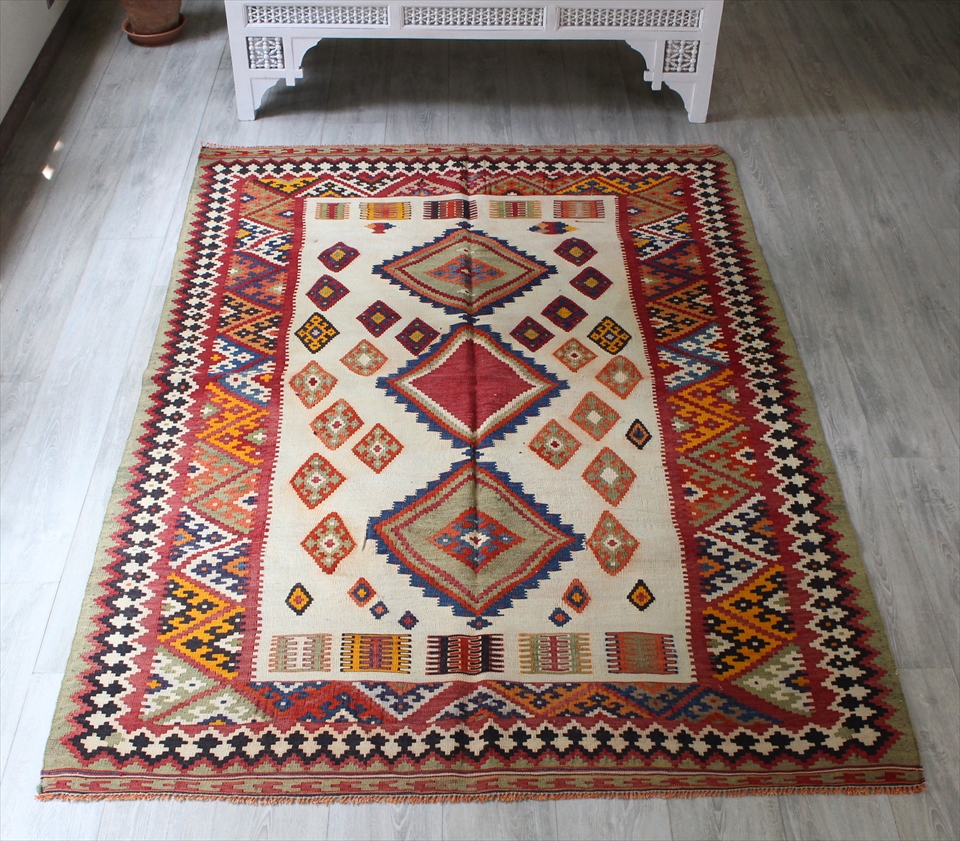 オールドキリム・シラーズ/カリヨラ /カシュカイ族の伝統柄・３つのひし形メダリオン