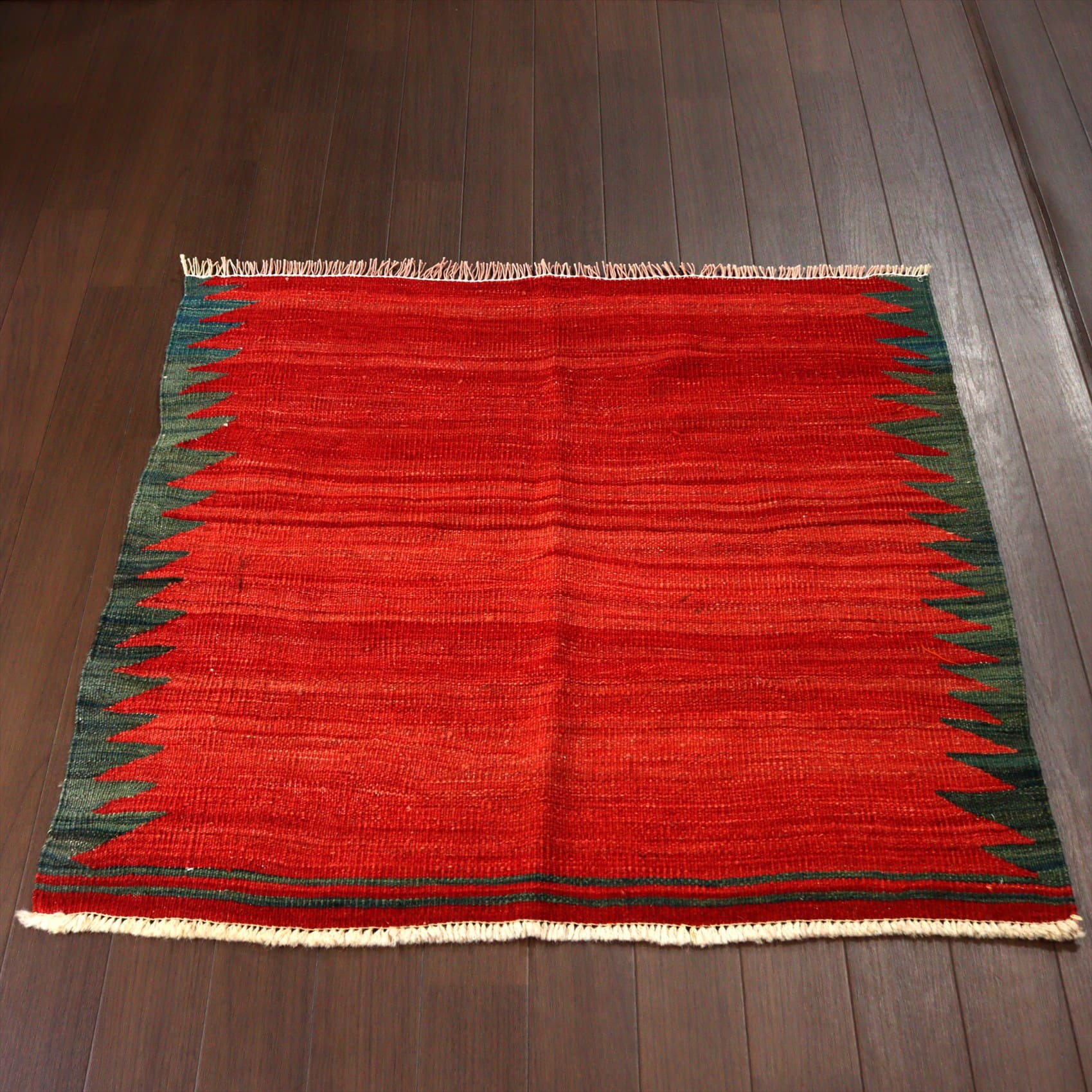 カシュカイ族の草木染キリム　大きなランナー83×92cm シンプルなレッド＆グリーン