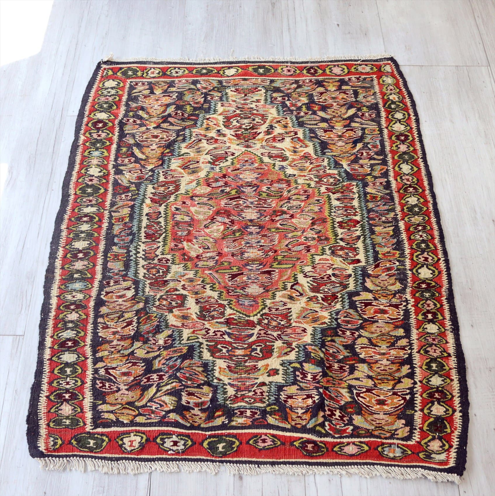 セネキリム/玄関マットサイズ89×71cm 六角メダリオン細かな花束モチーフ