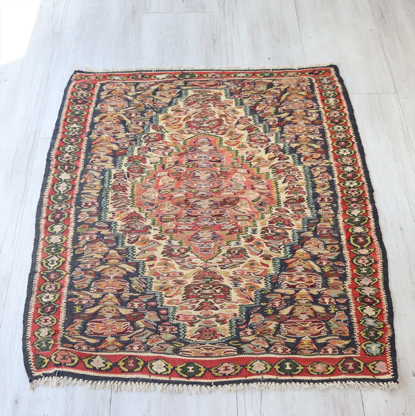 セネキリム/正方形サイズ87×76cm 六角メダリオン細かな花束モチーフ