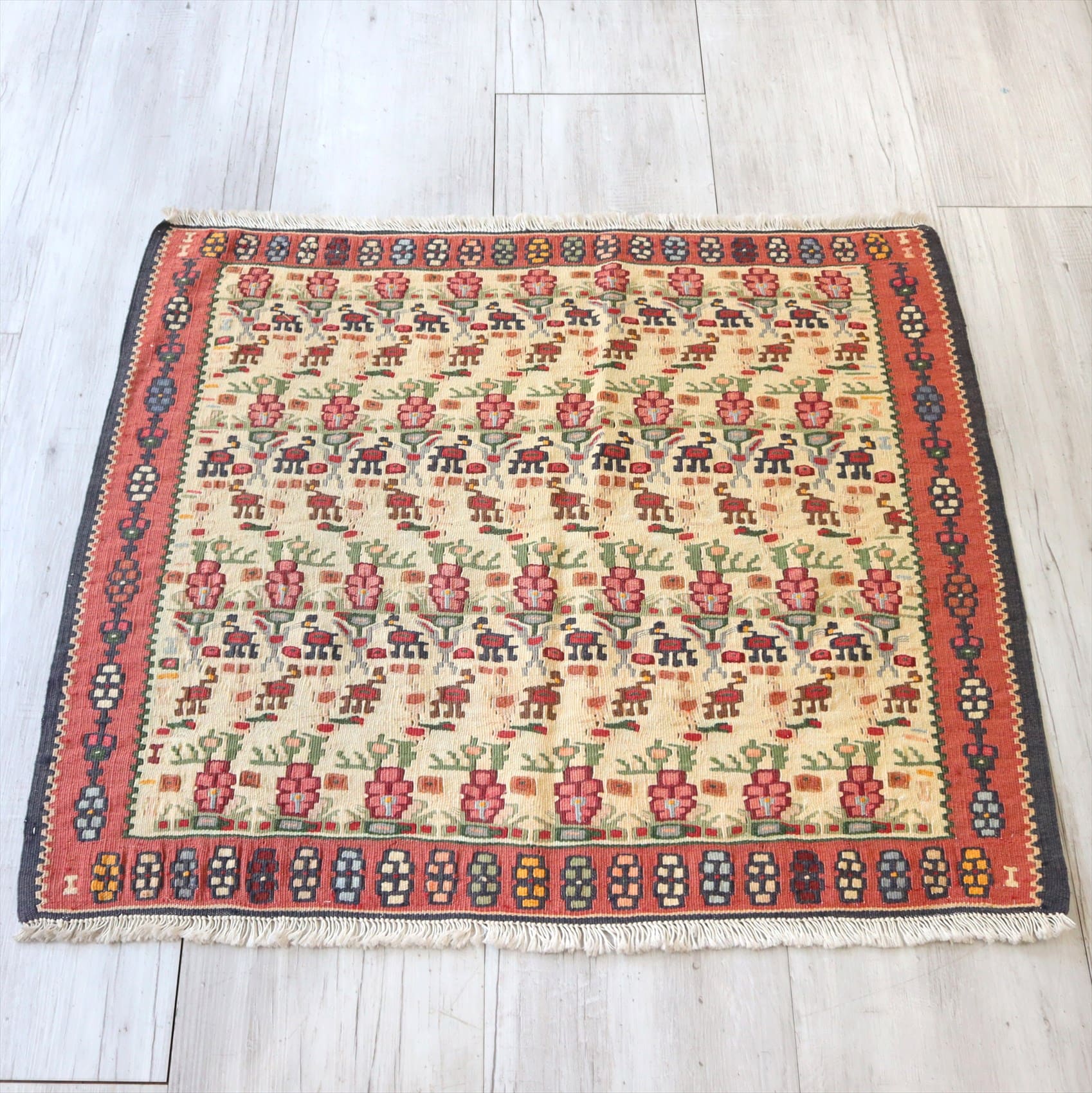 セネキリム/正方形サイズ71×82cm 小花と動物のボーダー