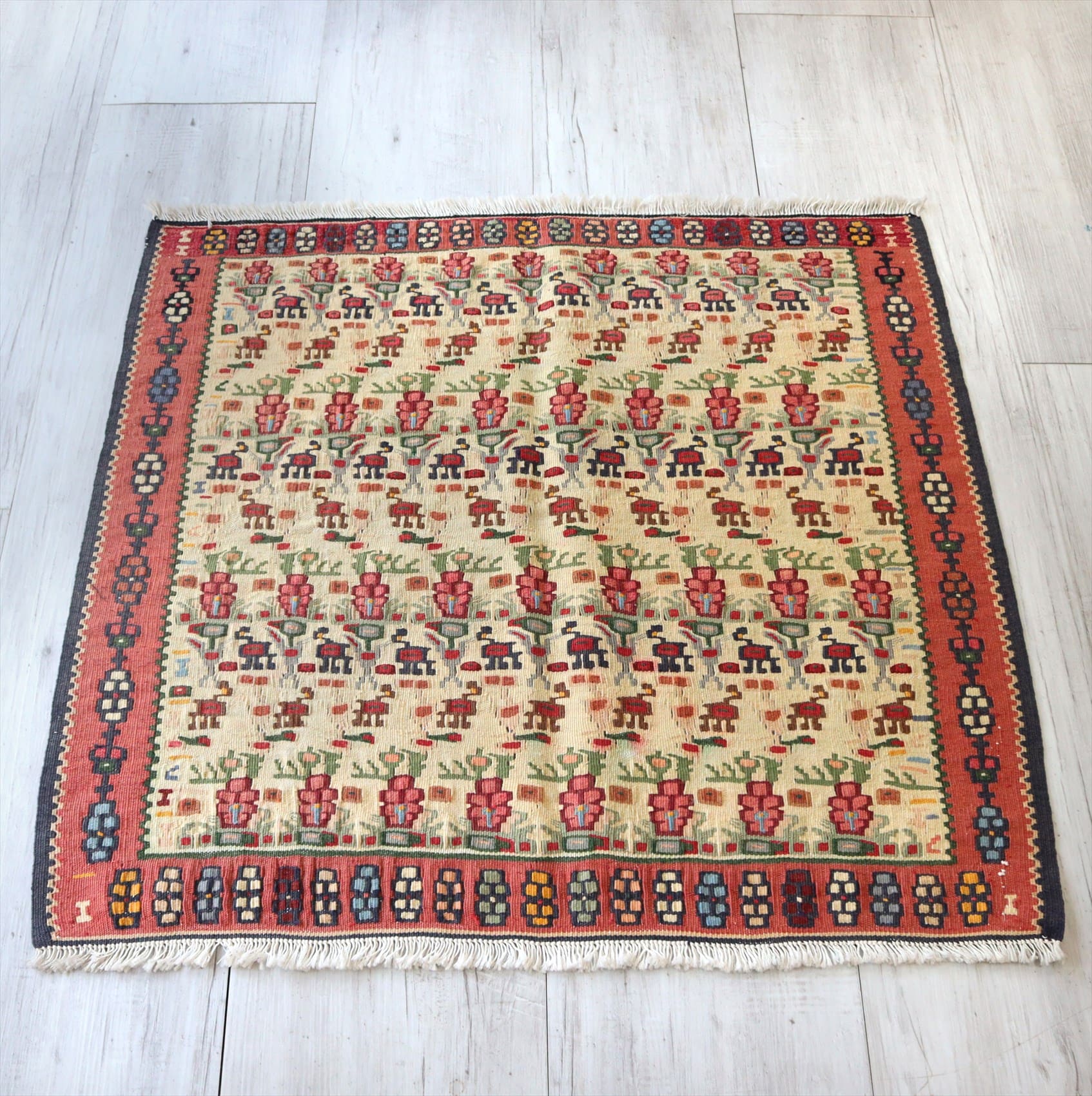 セネキリム/正方形サイズ74×79cm 小花と動物のボーダー