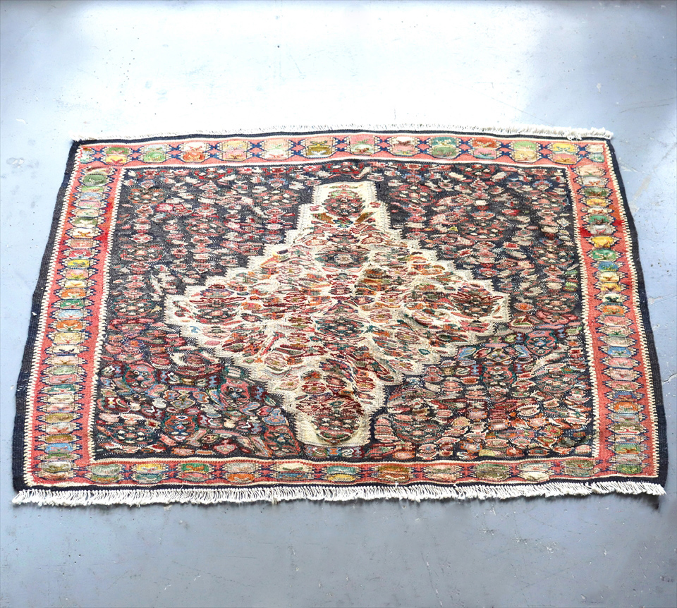 セネキリム/玄関マットサイズ64×103cm ダイヤと細かな花束のモチーフ