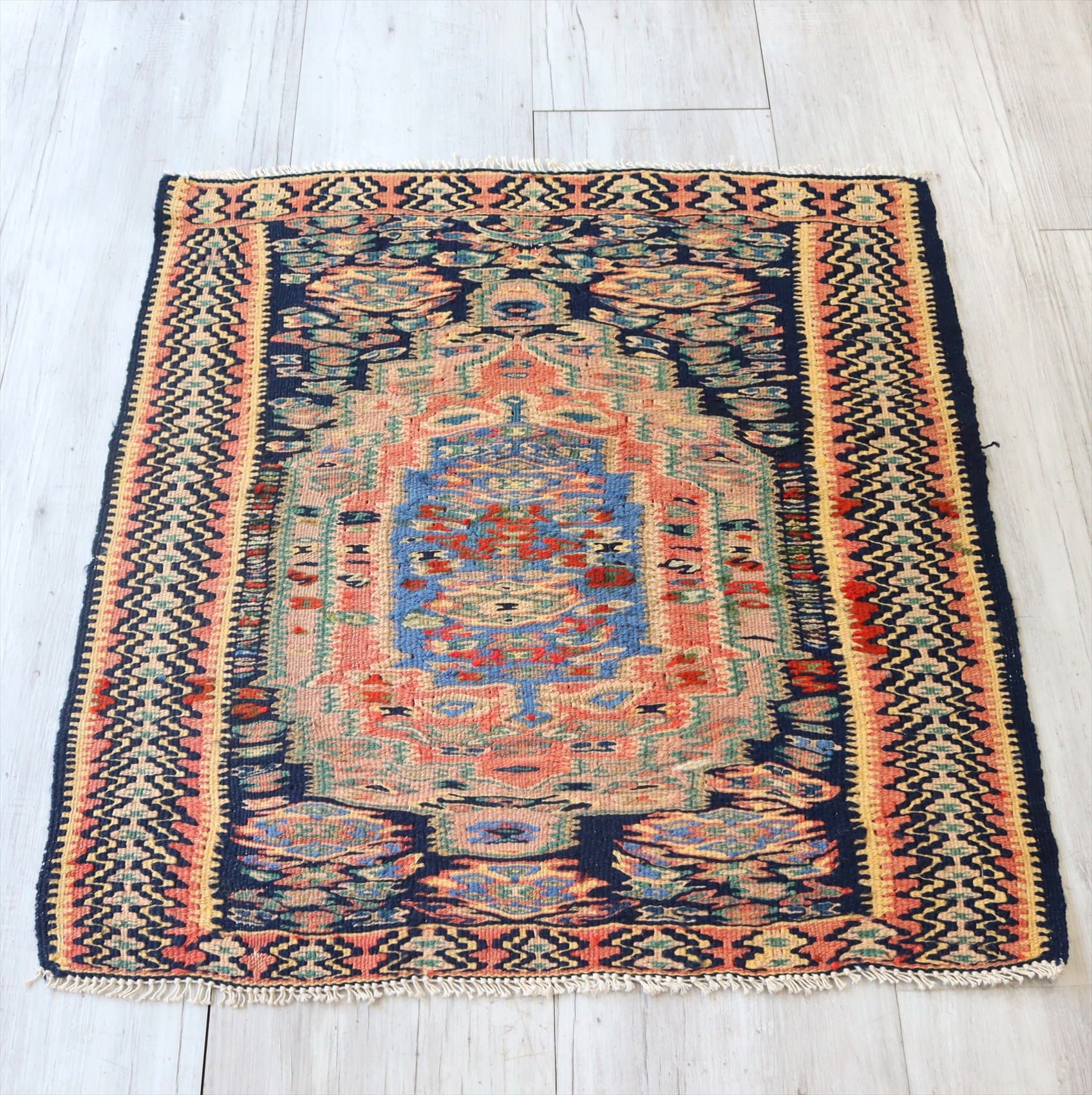 セネキリム/正方形サイズ78×71cm メダリオンと細かな花束モチーフ