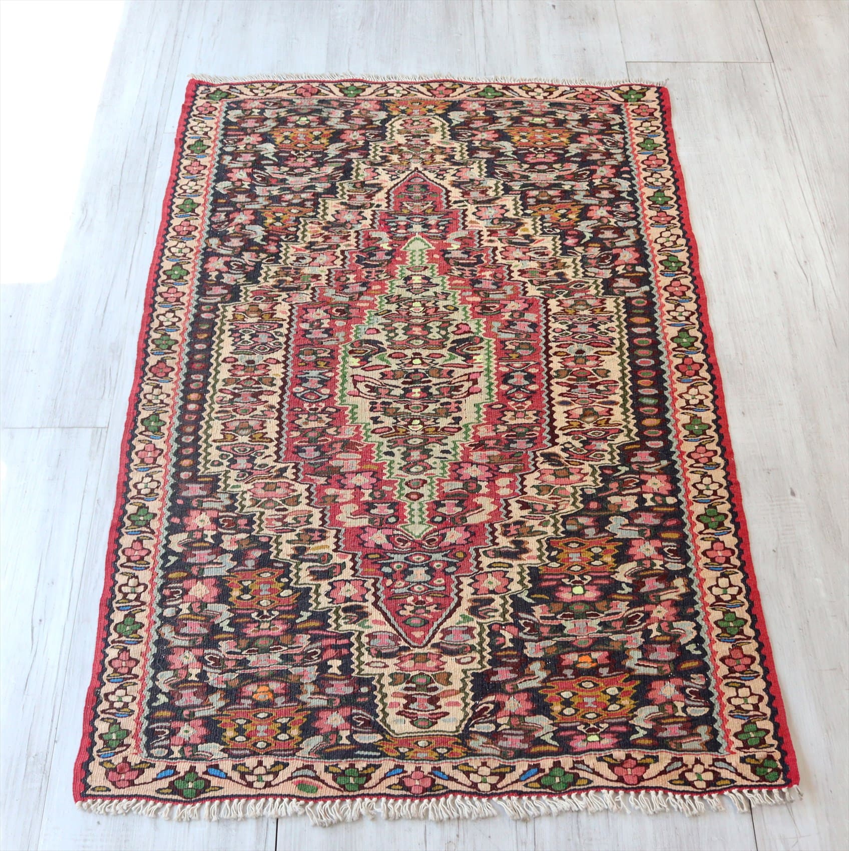 セネキリム/玄関マットサイズ105×71cm 六角メダリオンと細かな花束のモチーフ