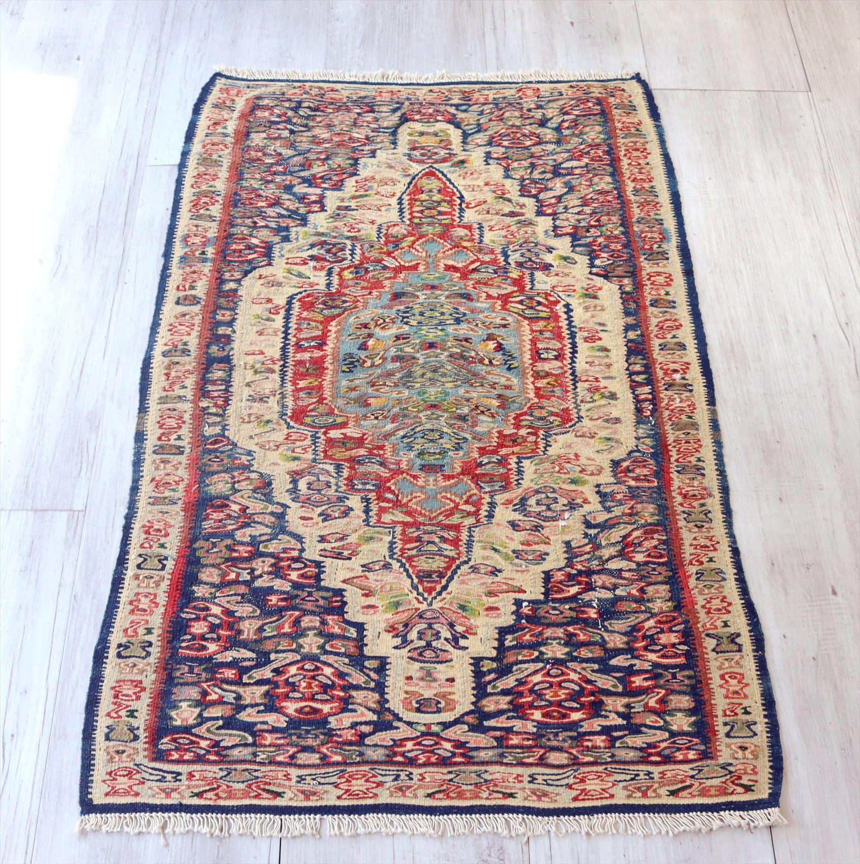 セネキリム/玄関マットサイズ100×65cm 六角メダリオンと細かな花束のモチーフ