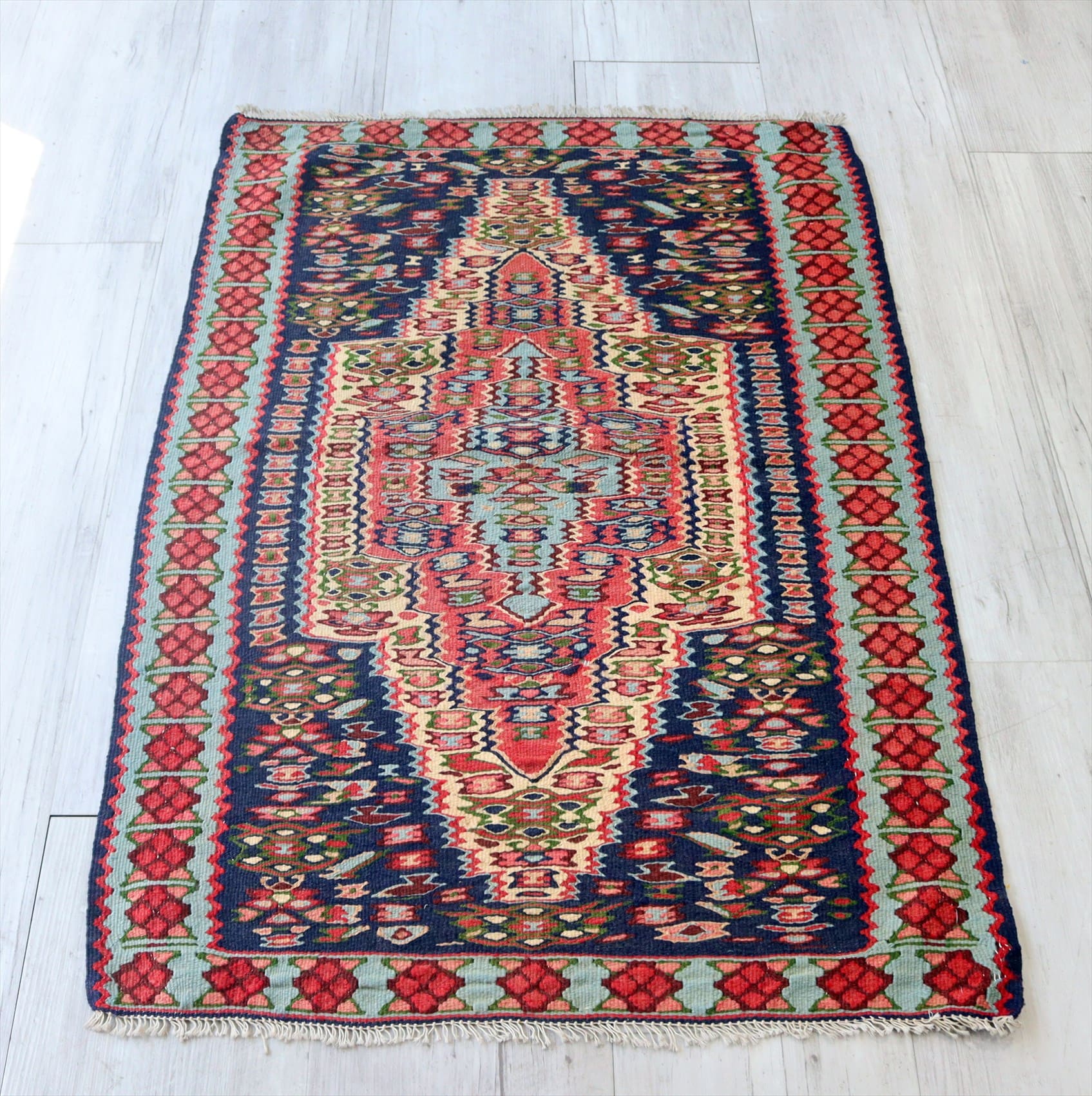 セネキリム/玄関マットサイズ110×74cm ピンクのメダリオンと花束のモチーフ