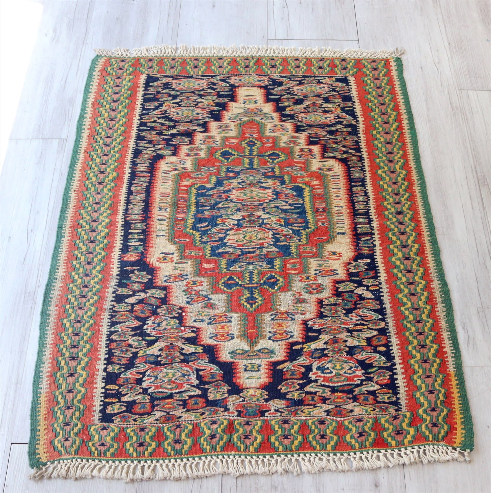 セネキリム/玄関マットサイズ97×79cm 六角メダリオンと花束のモチーフ