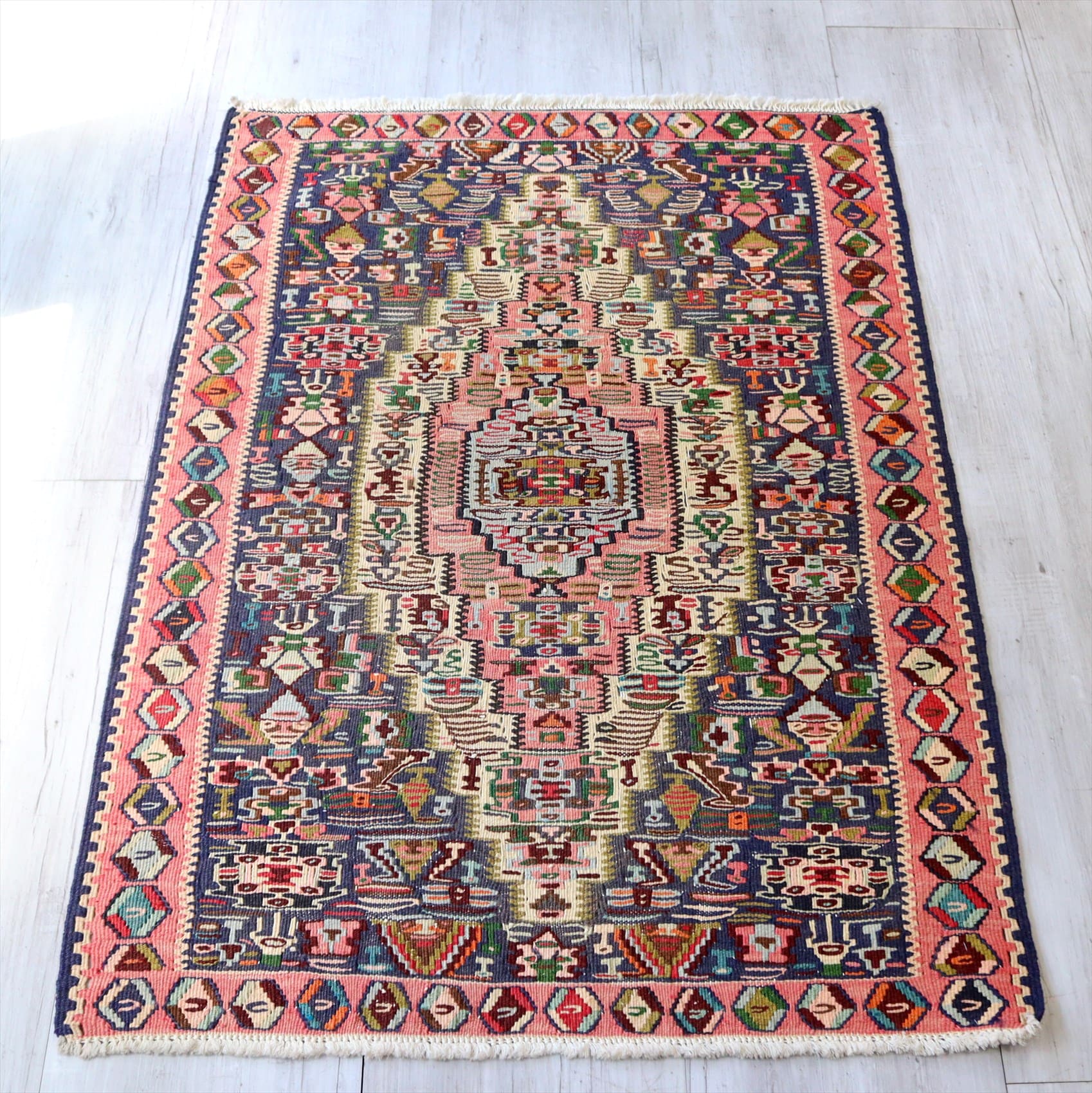 セネキリム/玄関マットサイズ102×72cm メダリオンとと花束のモチーフ