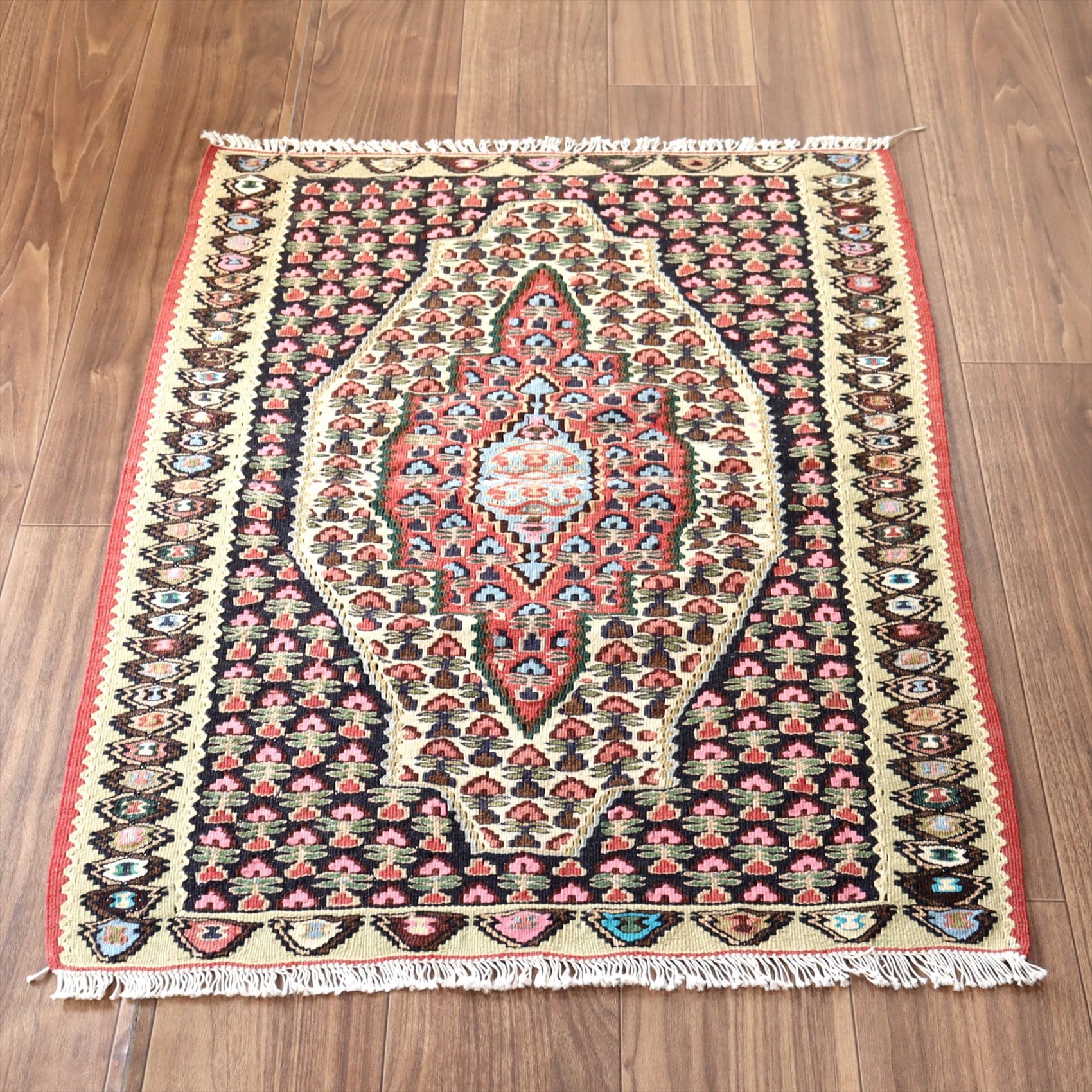 セネキリム/玄関マットサイズ84×68cm メダリオンと花束のモチーフ