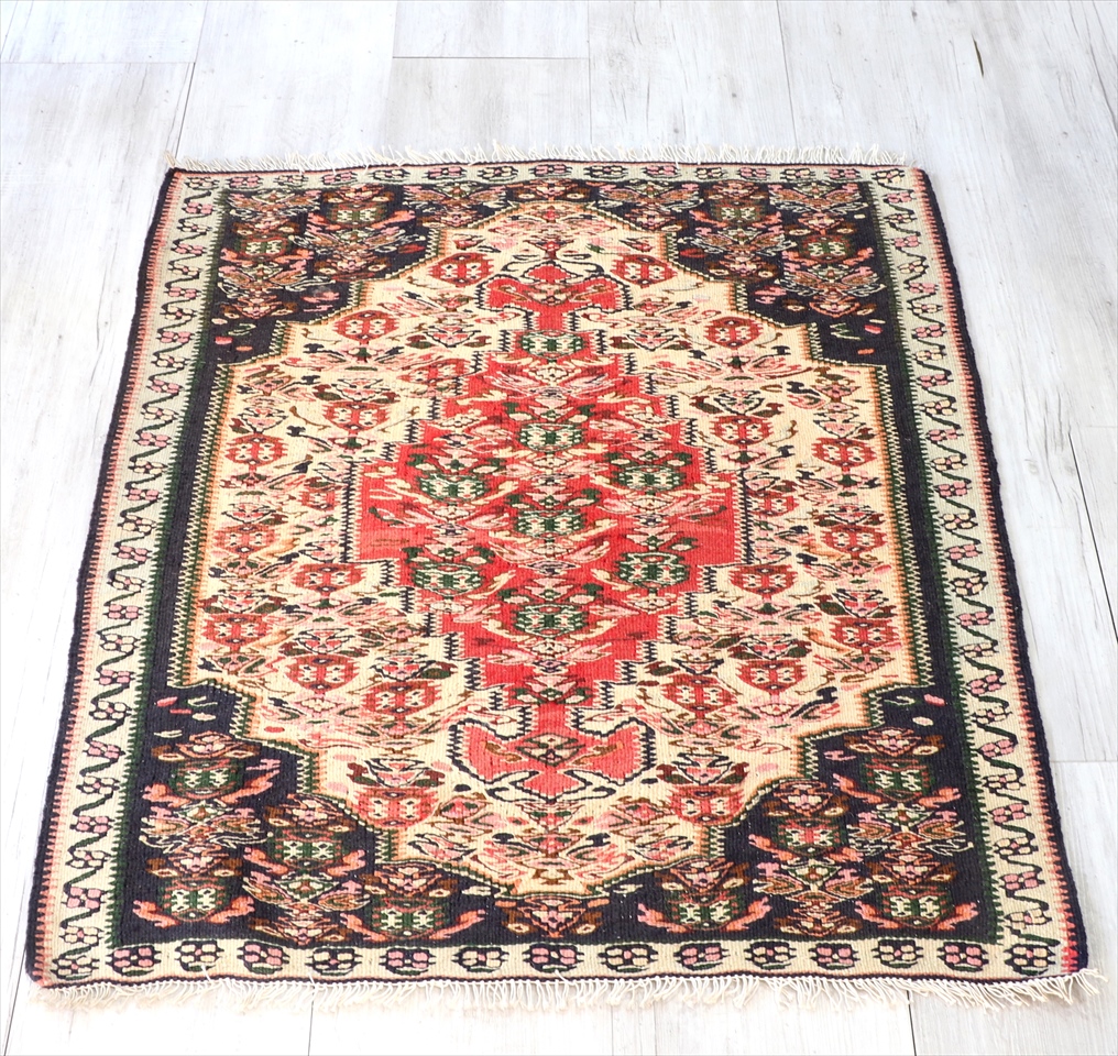 オールドキリム・セネ/ヤストゥク94×84cm 六角メダリオン細かな花束モチーフ