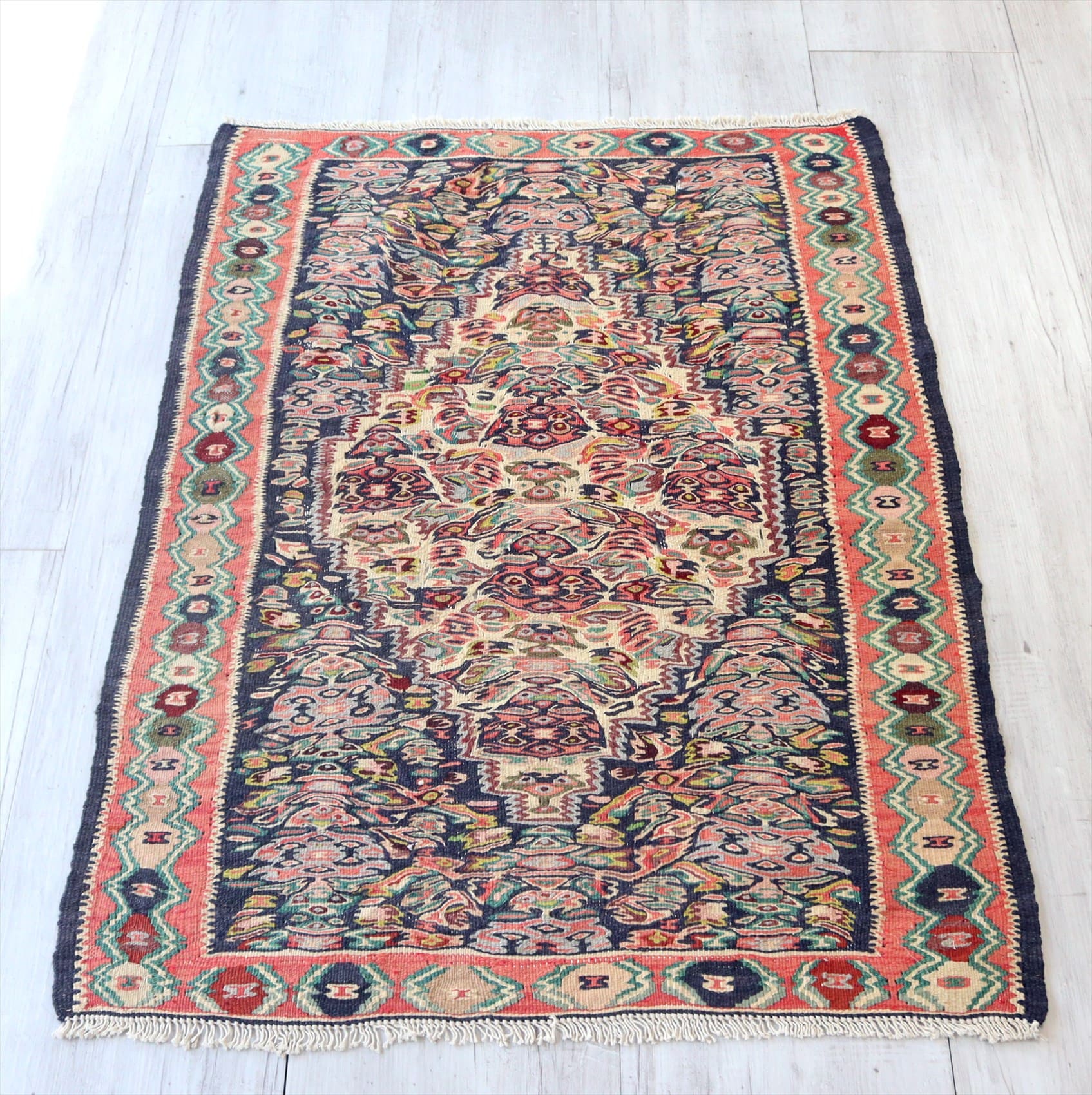 セネキリム/玄関マットサイズ94×70cm 六角メダリオン細かな花束モチーフ