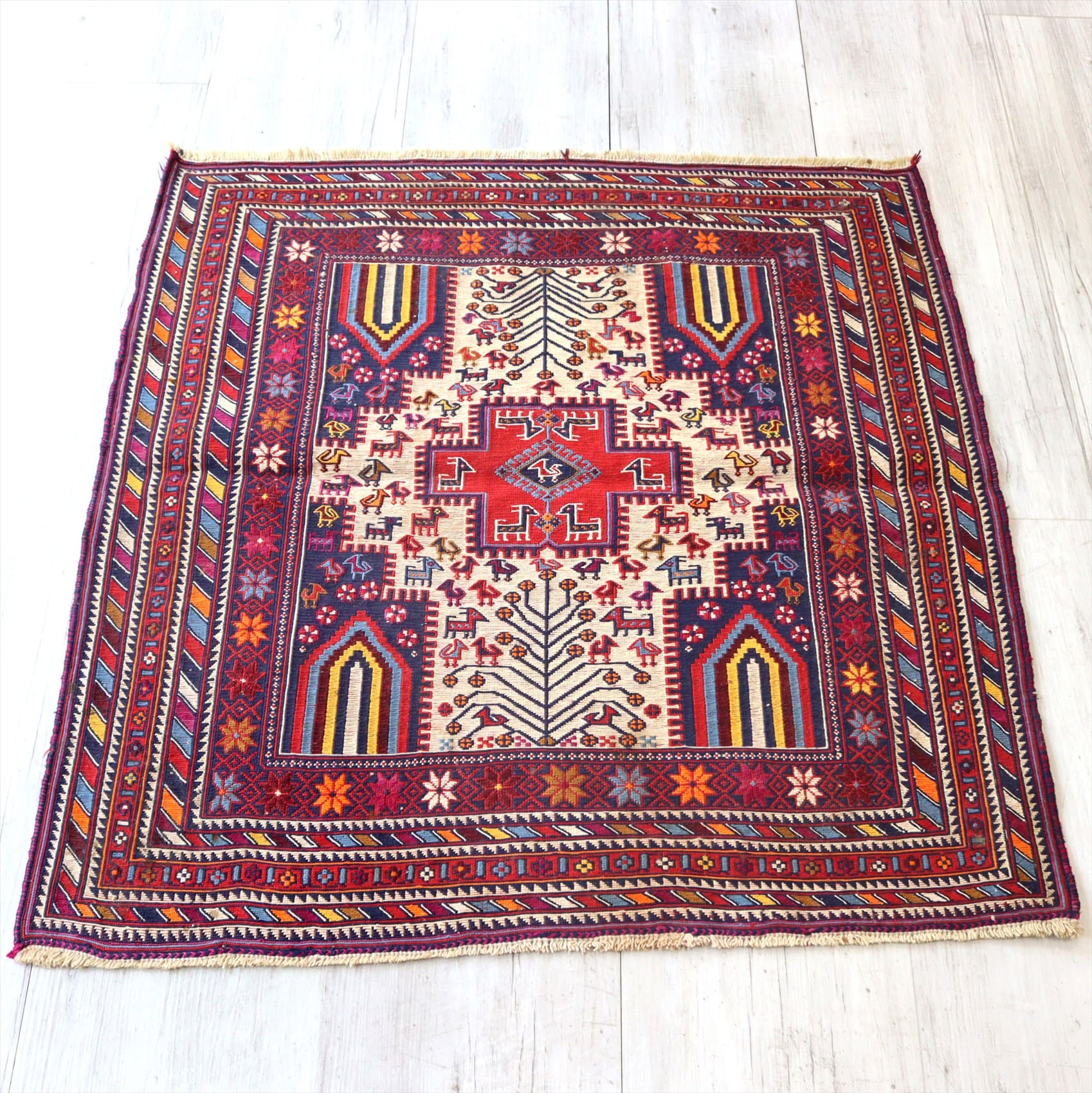 細かな織りのシルジャンスマック/正方形サイズ83×84cm メダリオンと動物のモチーフ