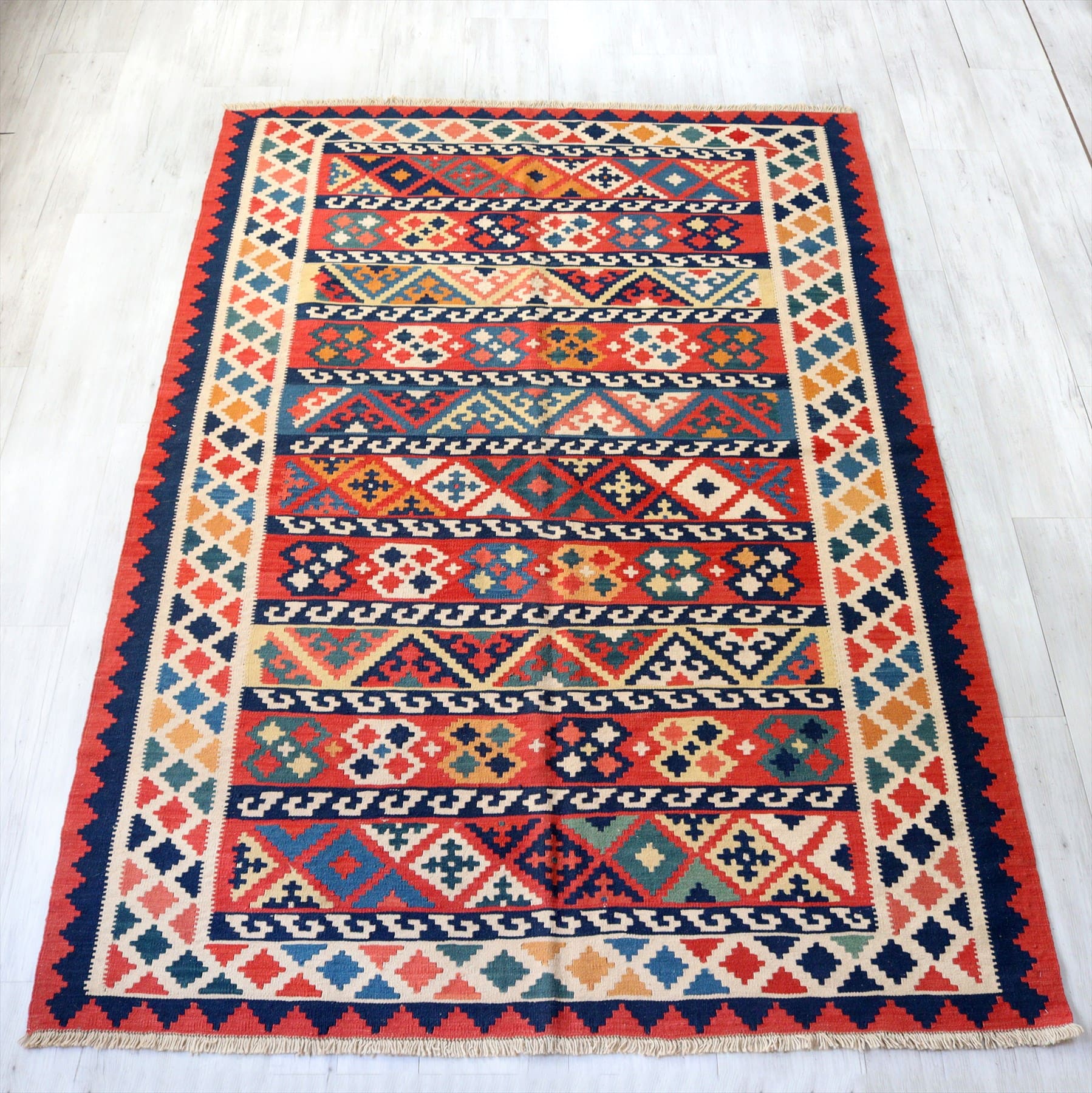 キリム・カシュカイ族の手織りキリム241×163cm 変化するパターンのボーダー