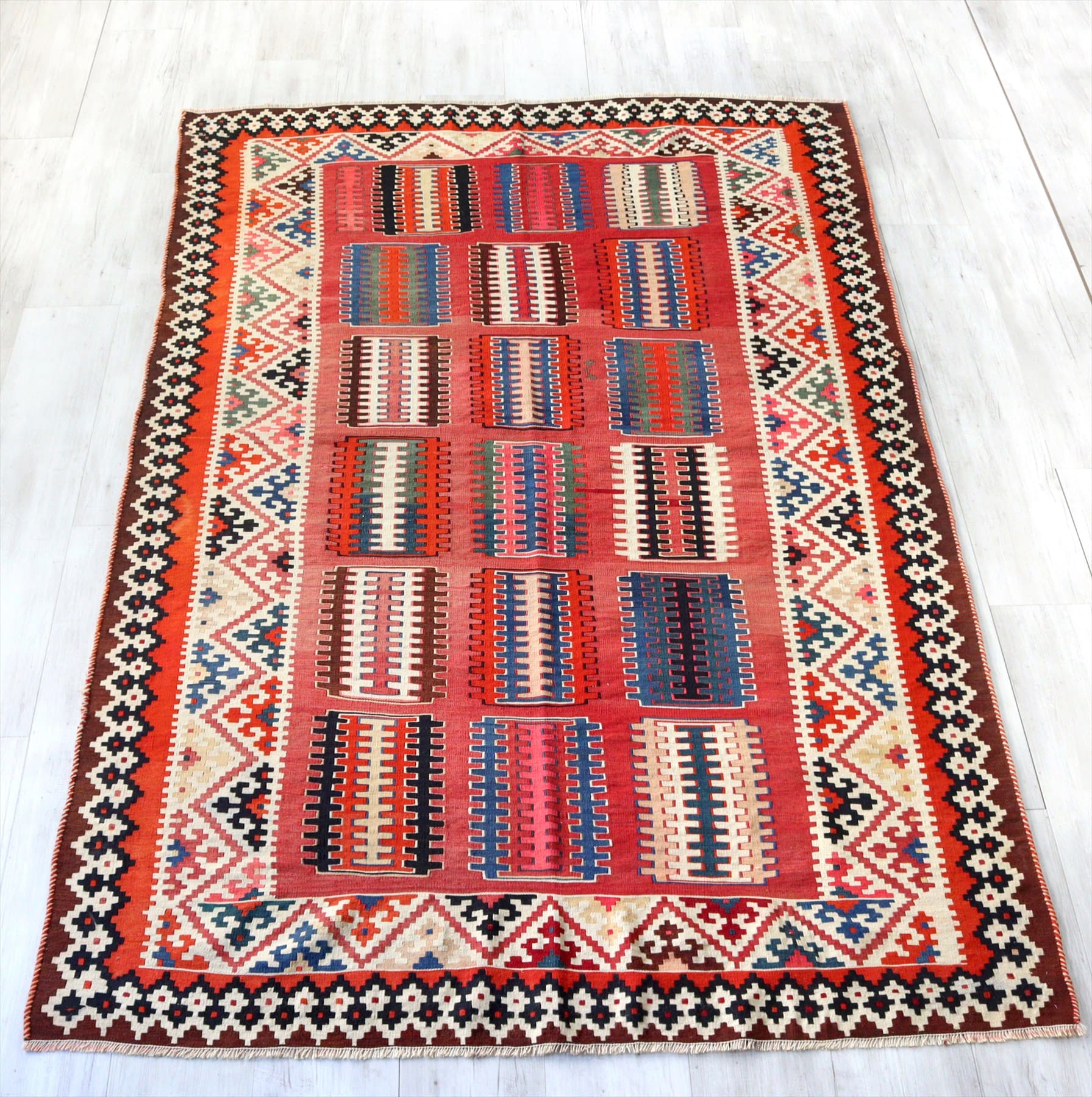 オールドキリム・シラーズ　カシュカイ族263×170cm ユニークな色使いのクシモチーフ