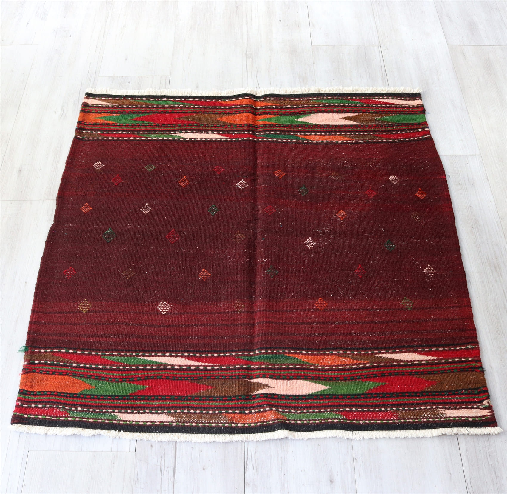 ソフラ　食卓用のキリム・シラーズ108×106cm ジジムとボーダーデザイン　ワインレッド