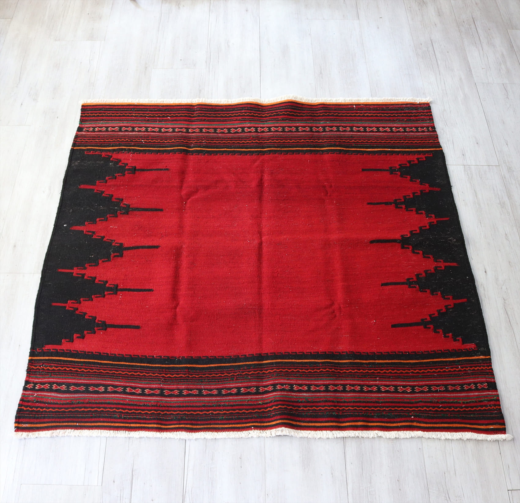 ソフラ　食卓用のキリム・シラーズ136×145cm 細いボーダーとジグザグ模様　オールドキリム・ヴィンテージラグ