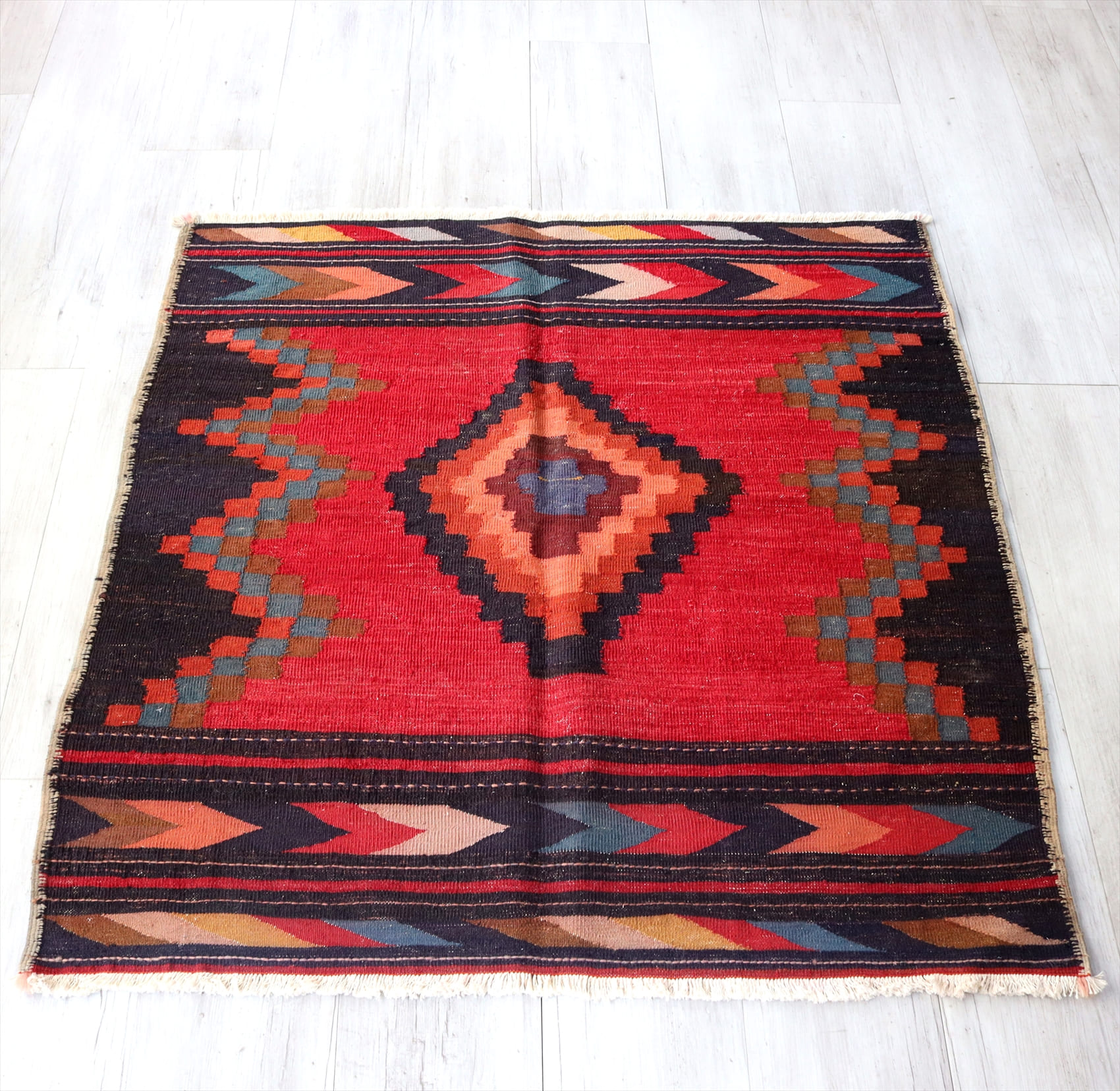 ソフラ　食卓用のキリム・シラーズ129×127cm ダイヤとカラフルボーダー　オールドキリム・ヴィンテージラグ