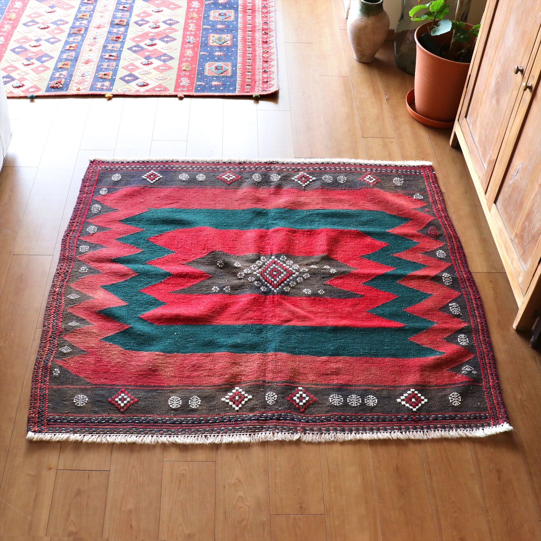 ソフラ　食卓用のキリム・アフシャール122×142cm ジグザグのサンドゥックデザイン　オールドキリム・ヴィンテージラグ