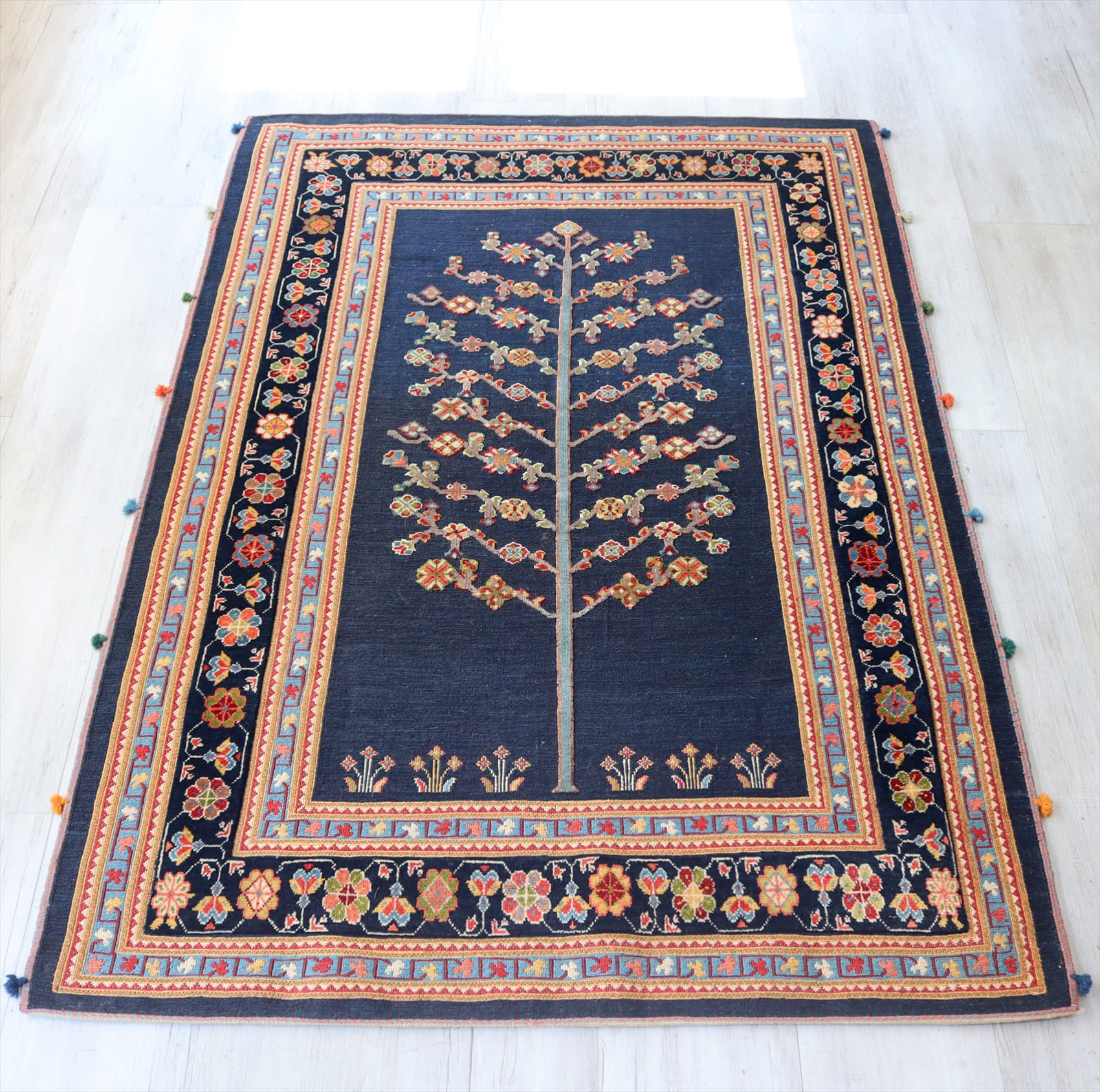 ゾランヴァリ社・バルーチスマック175×123cm 生命の樹と小花　ネイビー