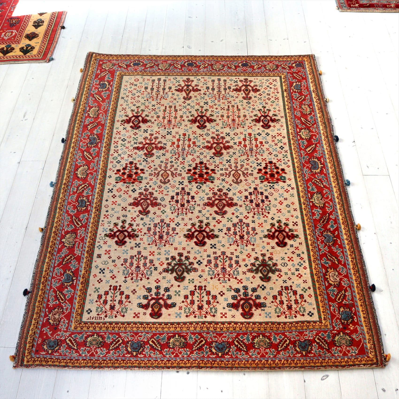 ゾランヴァリ社のキリム・バルーチスマック178×120cm 花束のモチーフ