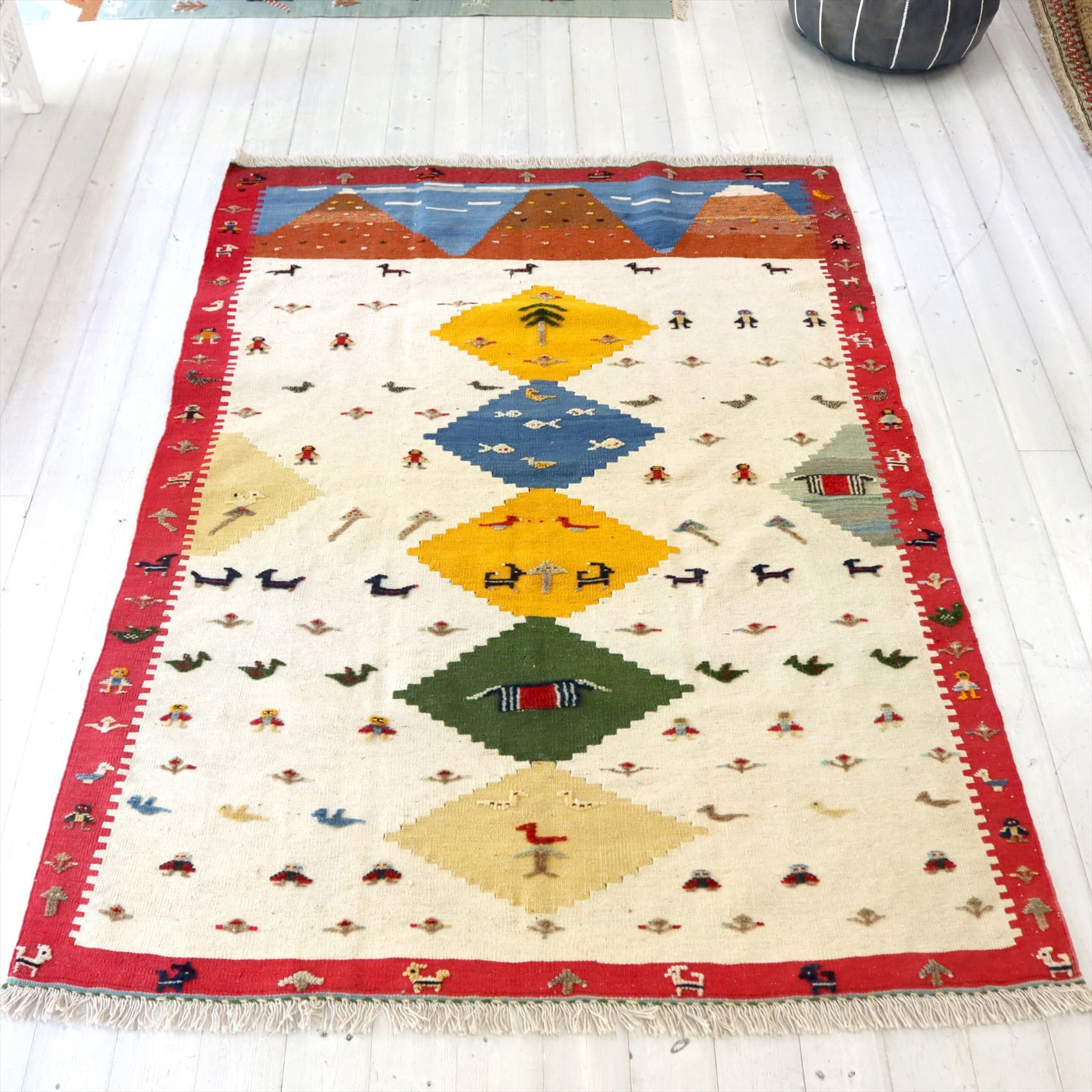 ギャッベキリム　遊牧民の織る風景のラグ199×139cm 動物と山々