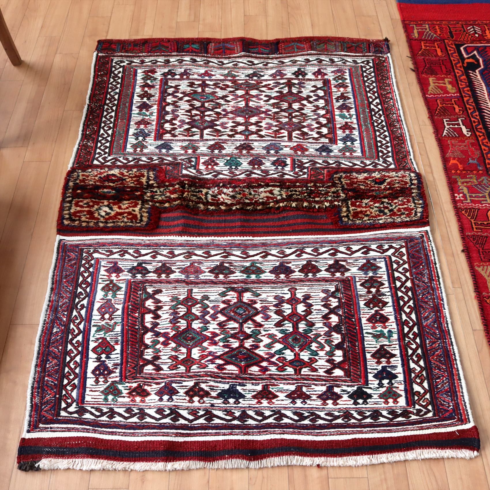 オールドキリム バクティアリ140×91cm キャメルバッグを開いたフラグメント