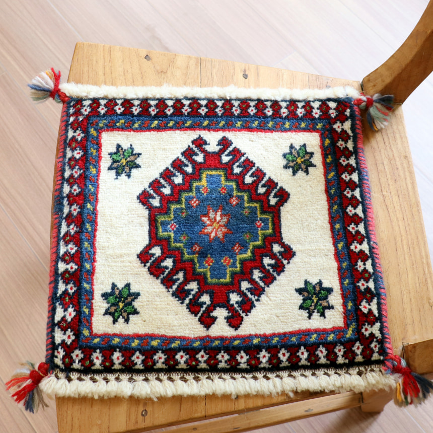 ヤラメ・手織りラグ　ミニサイズ/トライバルラグ30×32cm アイボリー