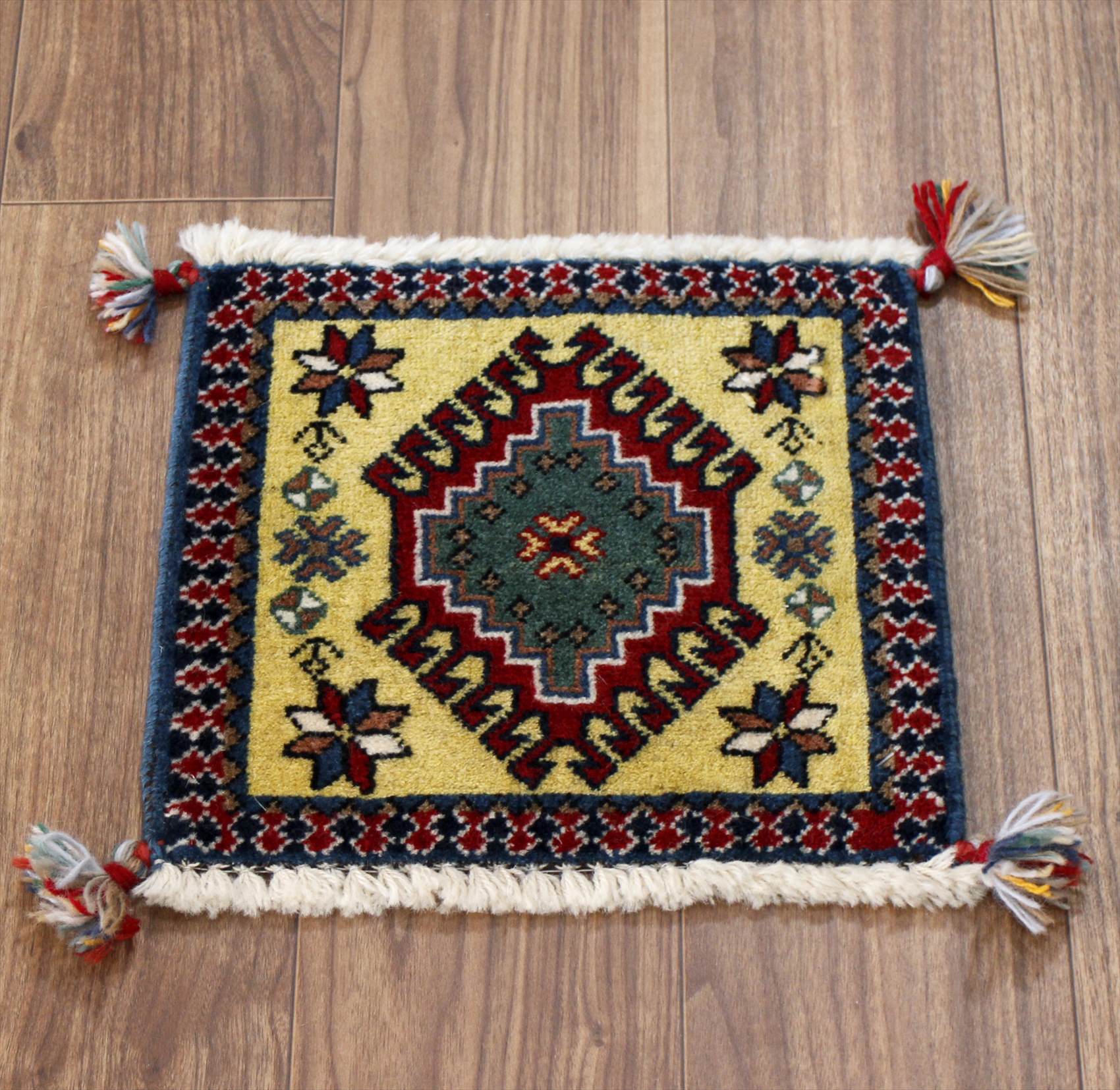 ヤラメ・手織りラグ　ミニサイズ/トライバルラグ30×33cm イエロー