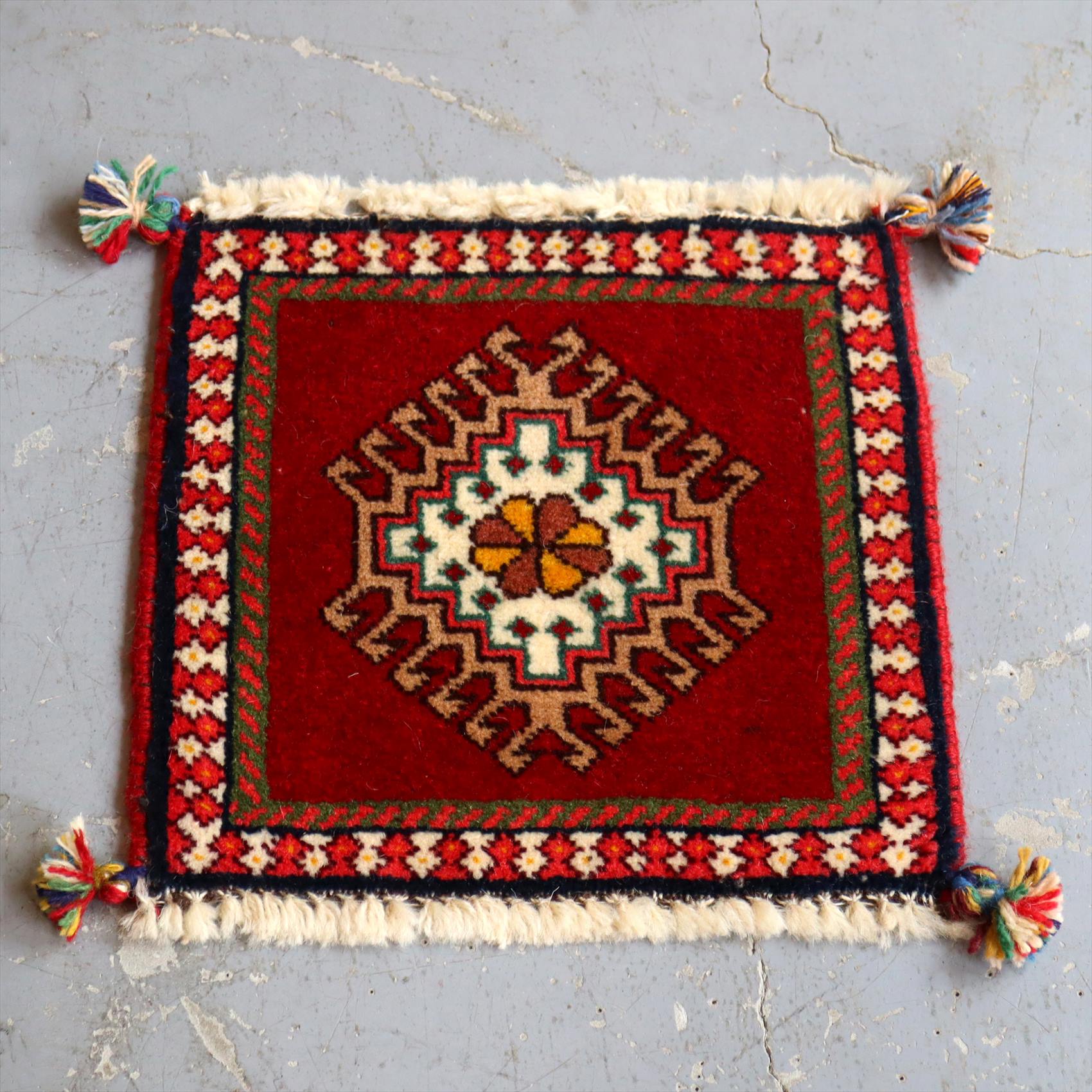 ヤラメ・手織りラグ　ミニサイズ/トライバルラグ31×33cm レッド