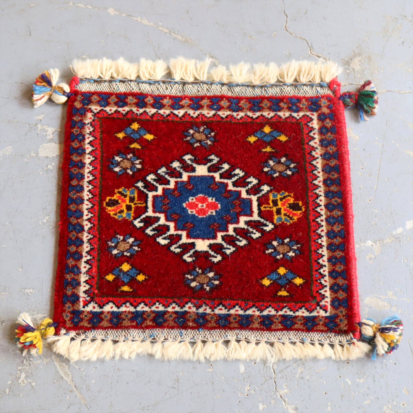 ヤラメ・手織りラグ　ミニサイズ/トライバルラグ32×32cm レッド