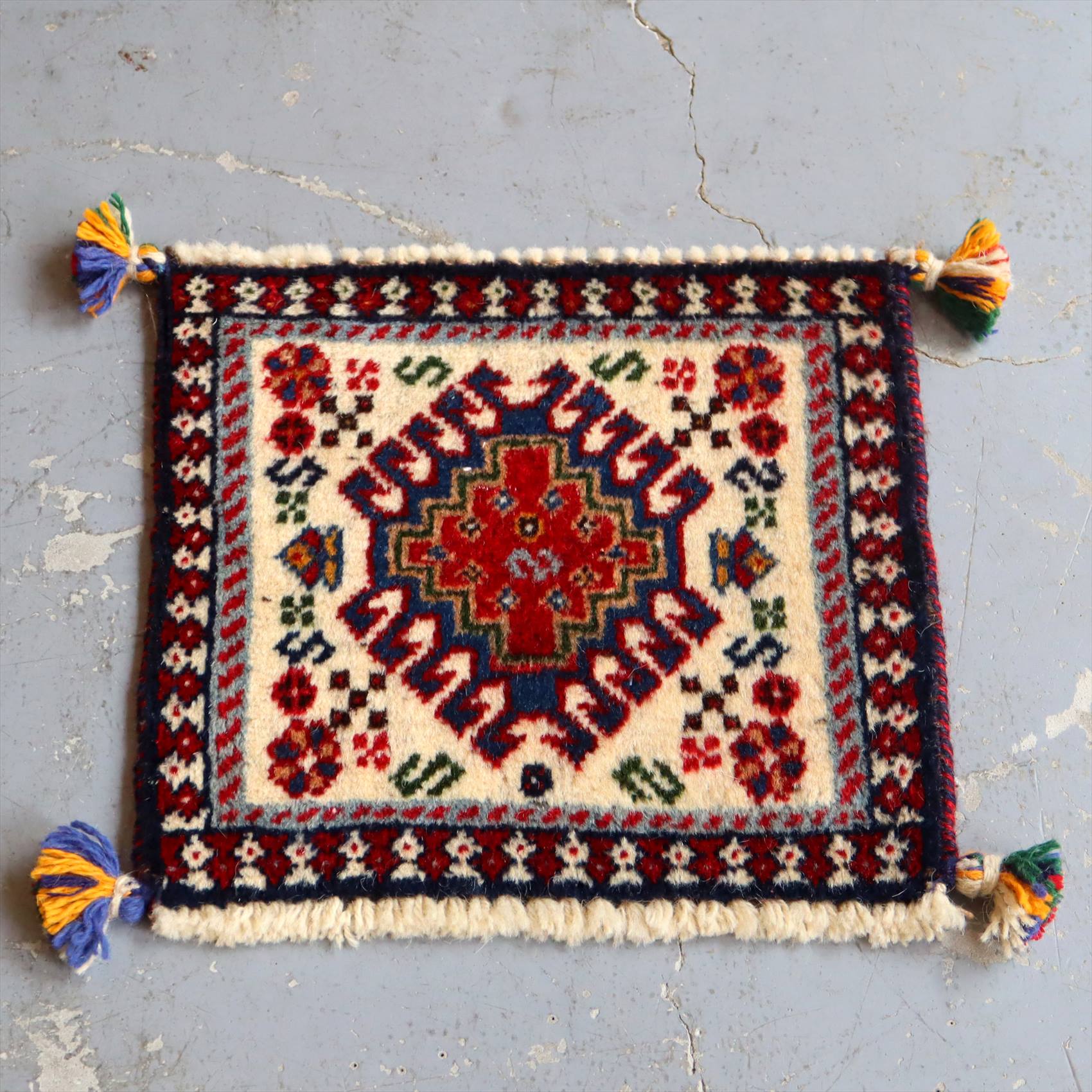 ヤラメ・手織りラグ　ミニサイズ/トライバルラグ30×32cm アイボリー