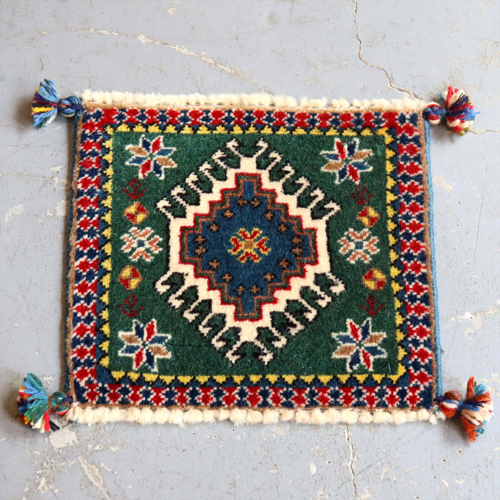 ヤラメ・手織りラグ　ミニサイズ/トライバルラグ32×32cm グリーン