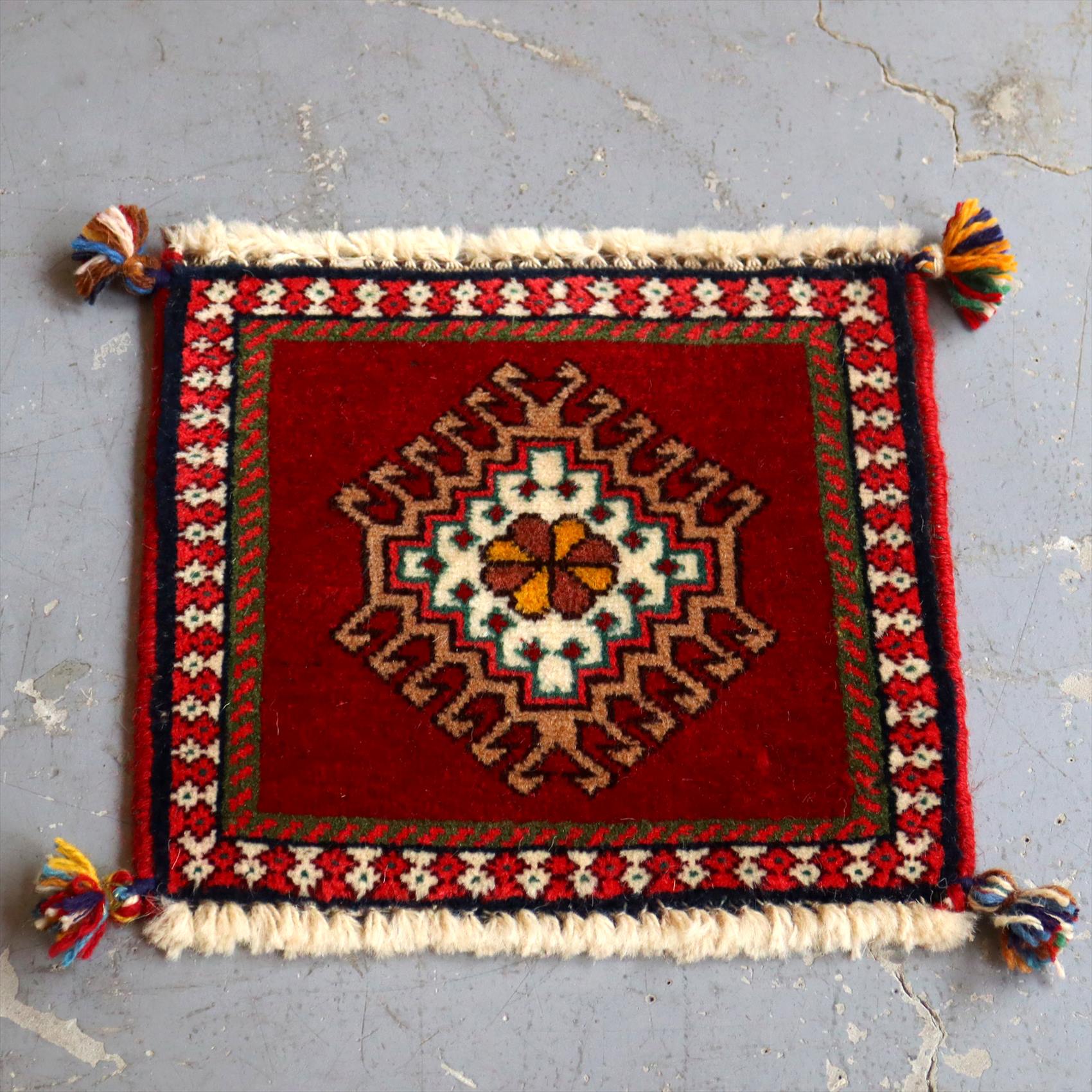 ヤラメ・手織りラグ　ミニサイズ/トライバルラグ32×33cm レッド