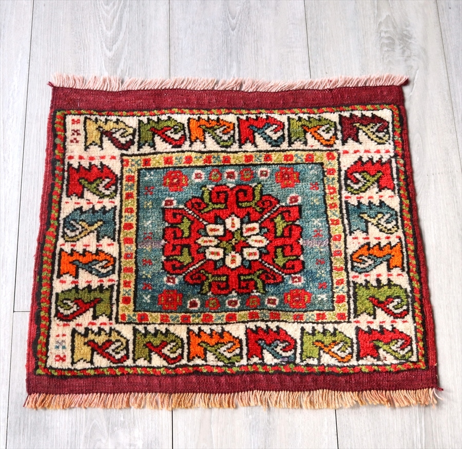 オールドカーペット・ベルガマ/サドルバックのフラッグメント　40×47cm 朱赤＆ブルーグリーン