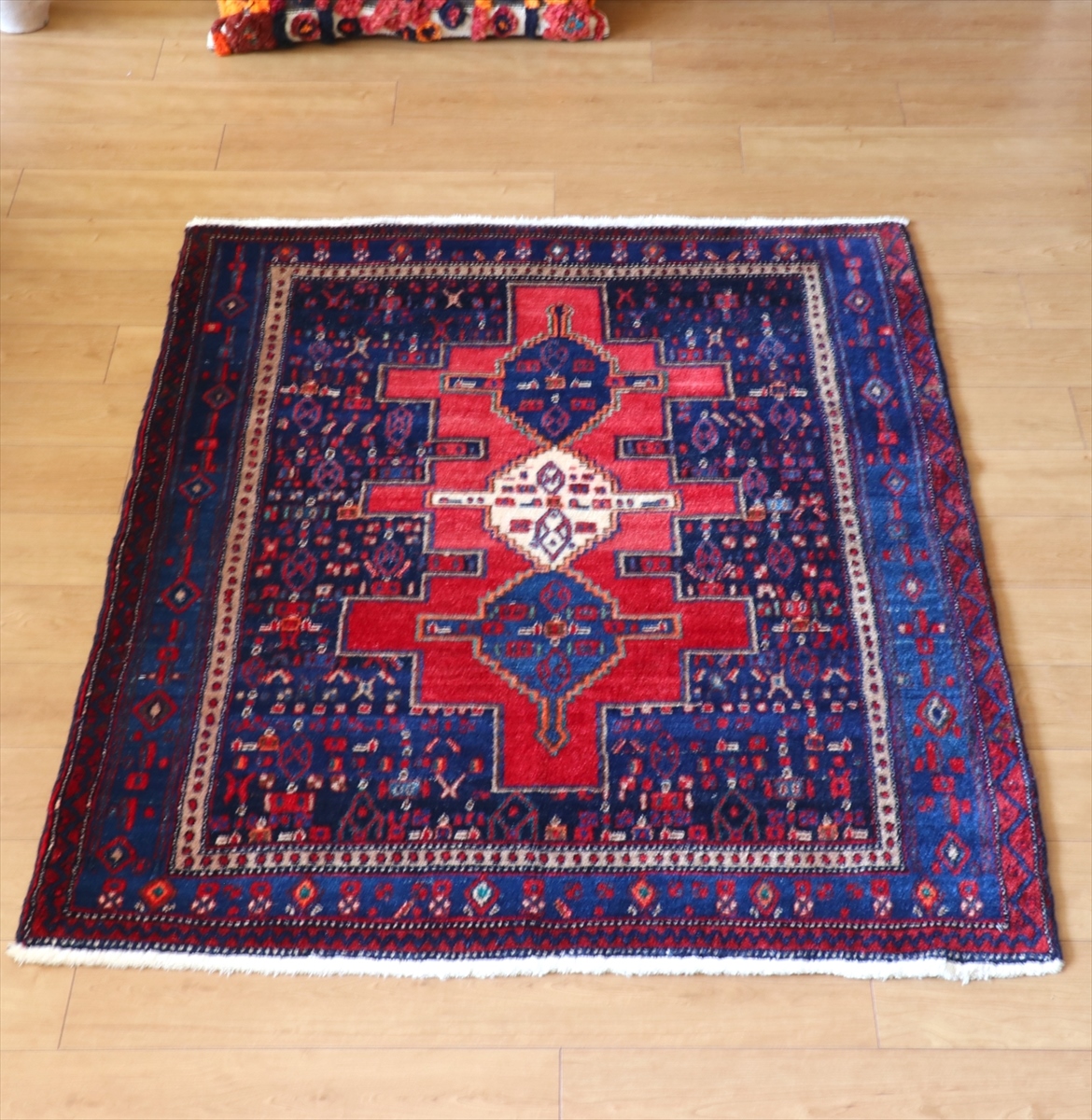 トライバルラグ・イランの絨毯/セッヂャーデ サナンダージ/連なる赤いダイヤのメダリオン