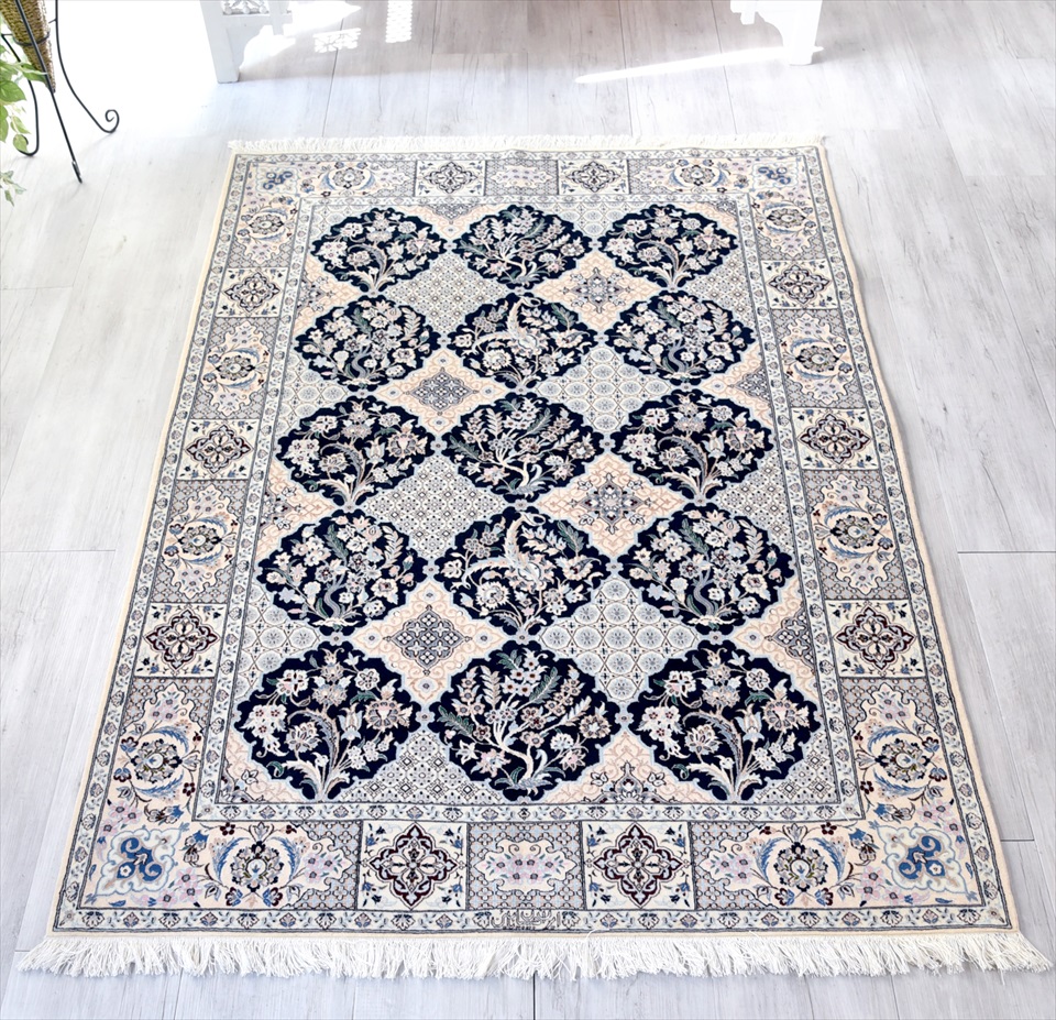 ペルシャ絨毯 ナイン産 ハビビアン工房 センターラグサイズ ネイビー＆ベージュ　花のカルトゥーシュ