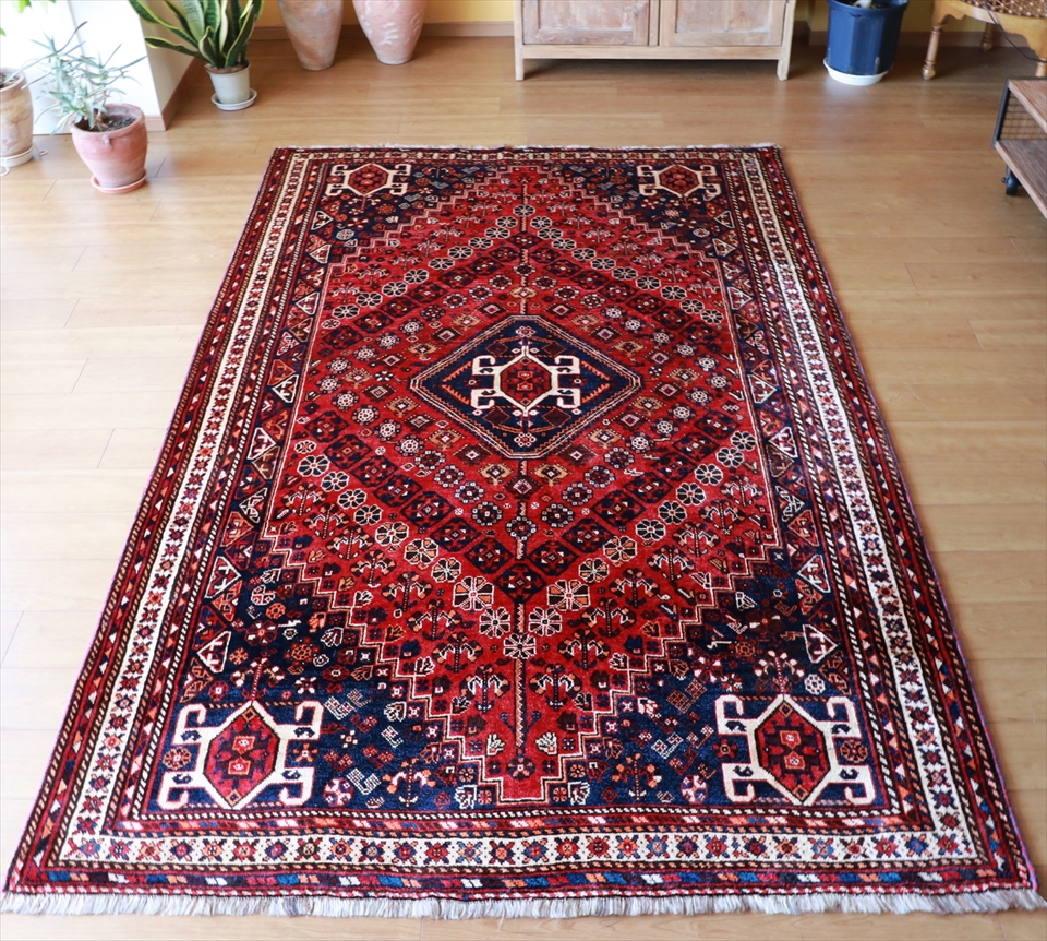 カシュカイ族の手織りラグ オールドギャッベ　 レッド＆ネイビー 細長い六角形のメダリオン