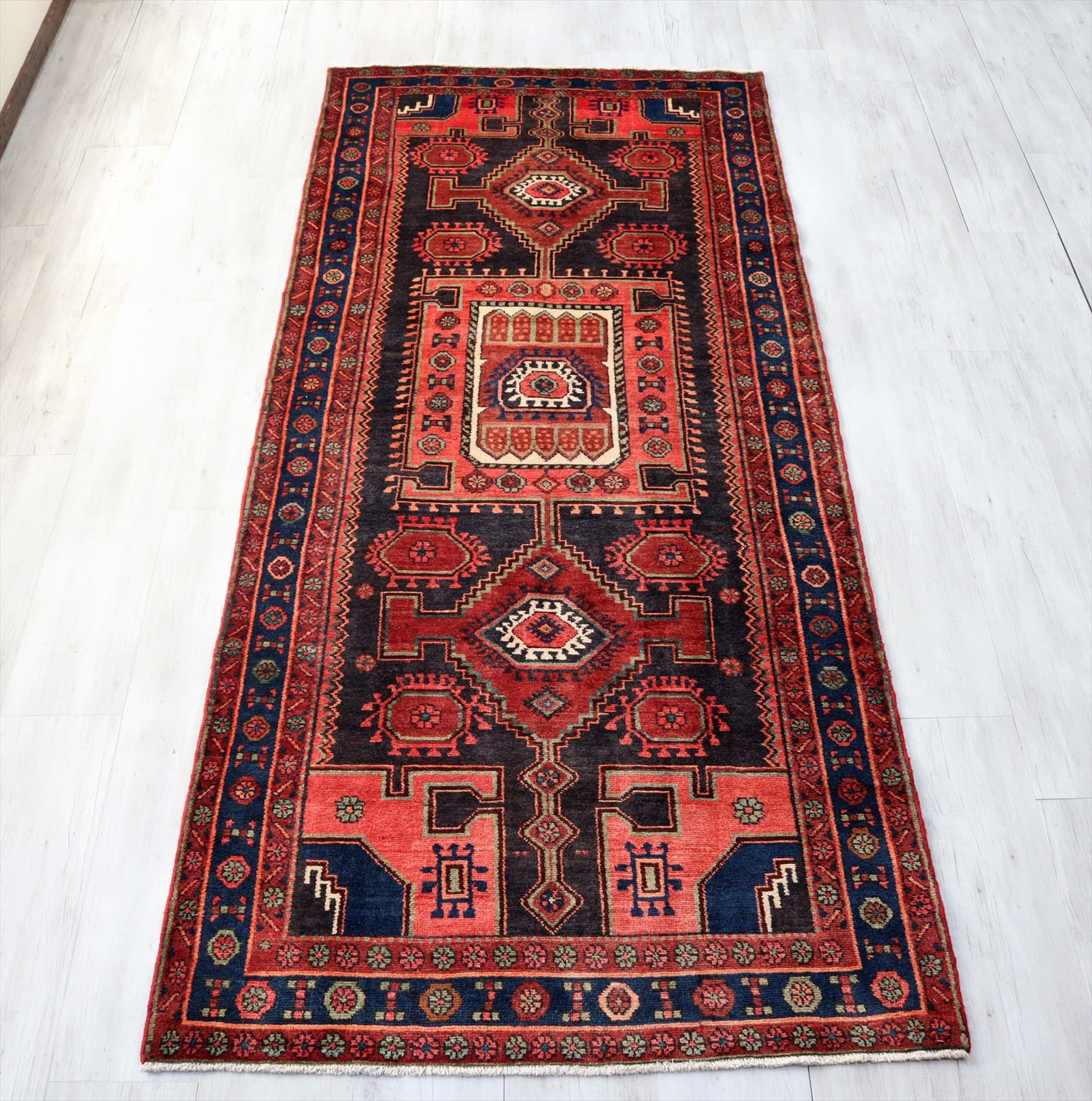 トライバルラグ　イランのじゅうたん　クルディッシュ293×122cm 幾何学モチーフ　レッド/ブラック/ネイビー