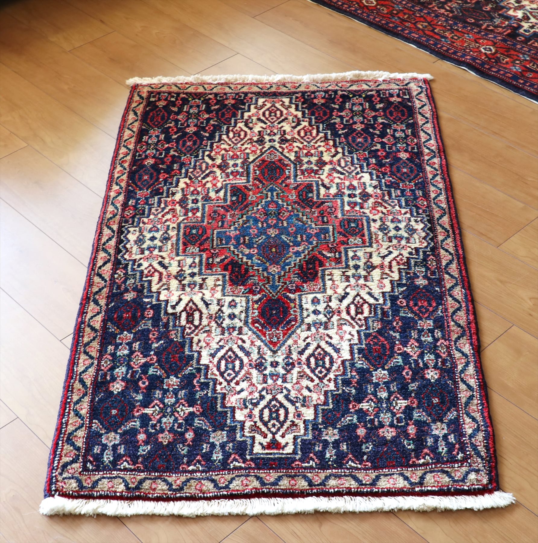 カーペット・セネ/チェイレキ118×71cm 赤の多角形メダリオン・ブルーのダイヤ