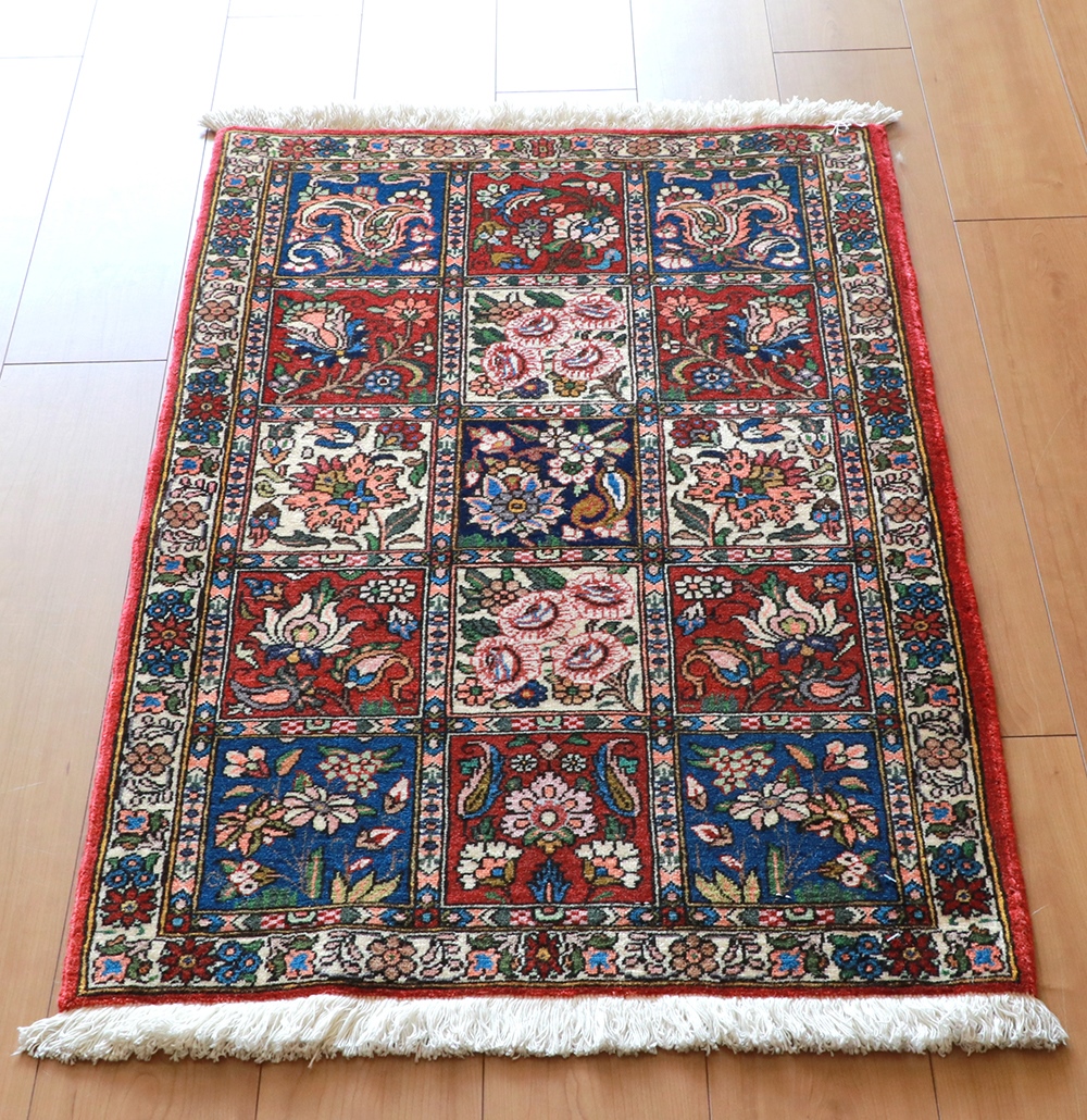 ペルシャ絨毯・トライバルラグ　バクティアリ族98×67cm タイルを並べたガーデンデザイン