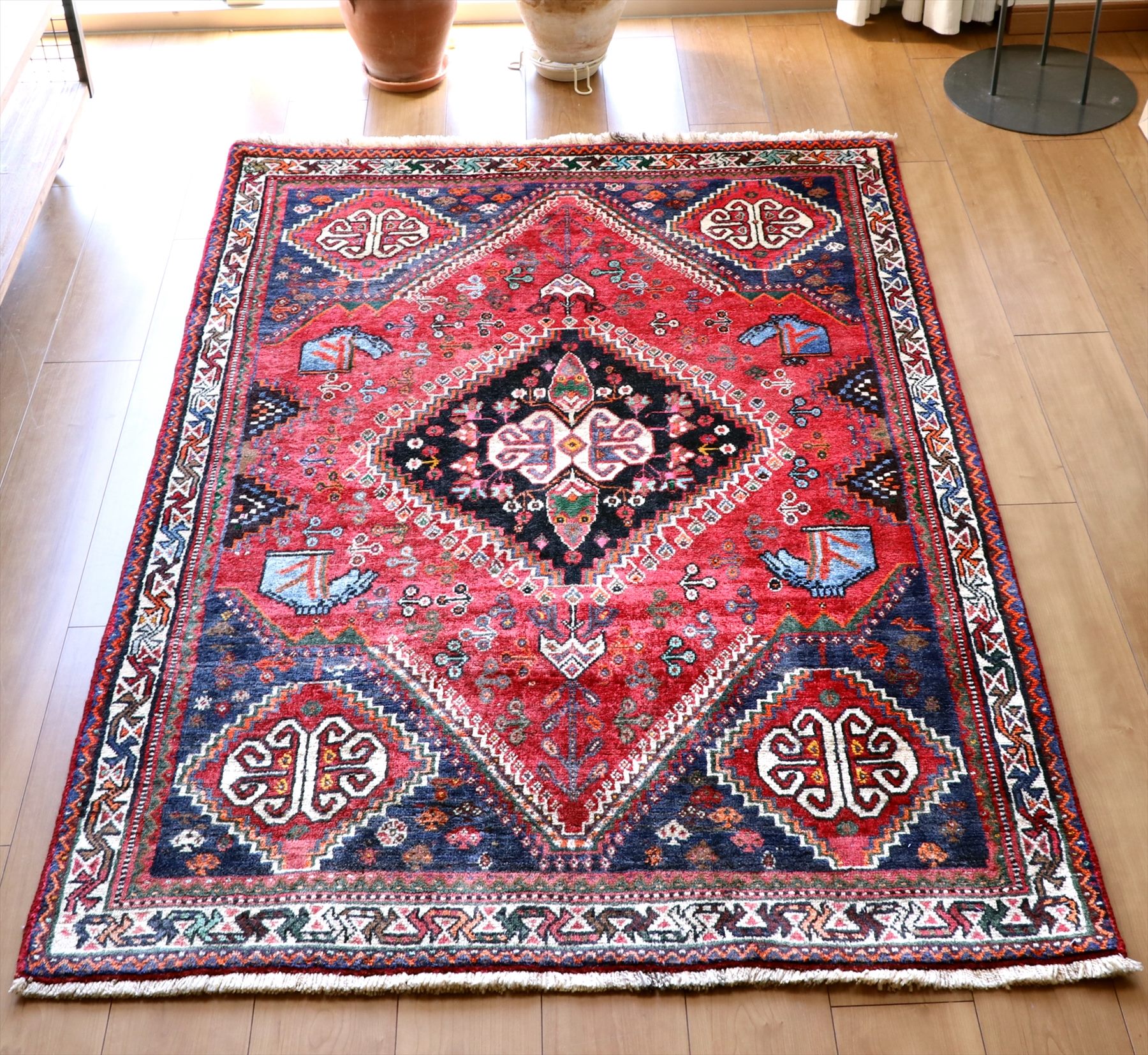 トライバルラグ・カシュカイ族170×114cm 赤と紺　変形の六角メダリオン/馬のコラム