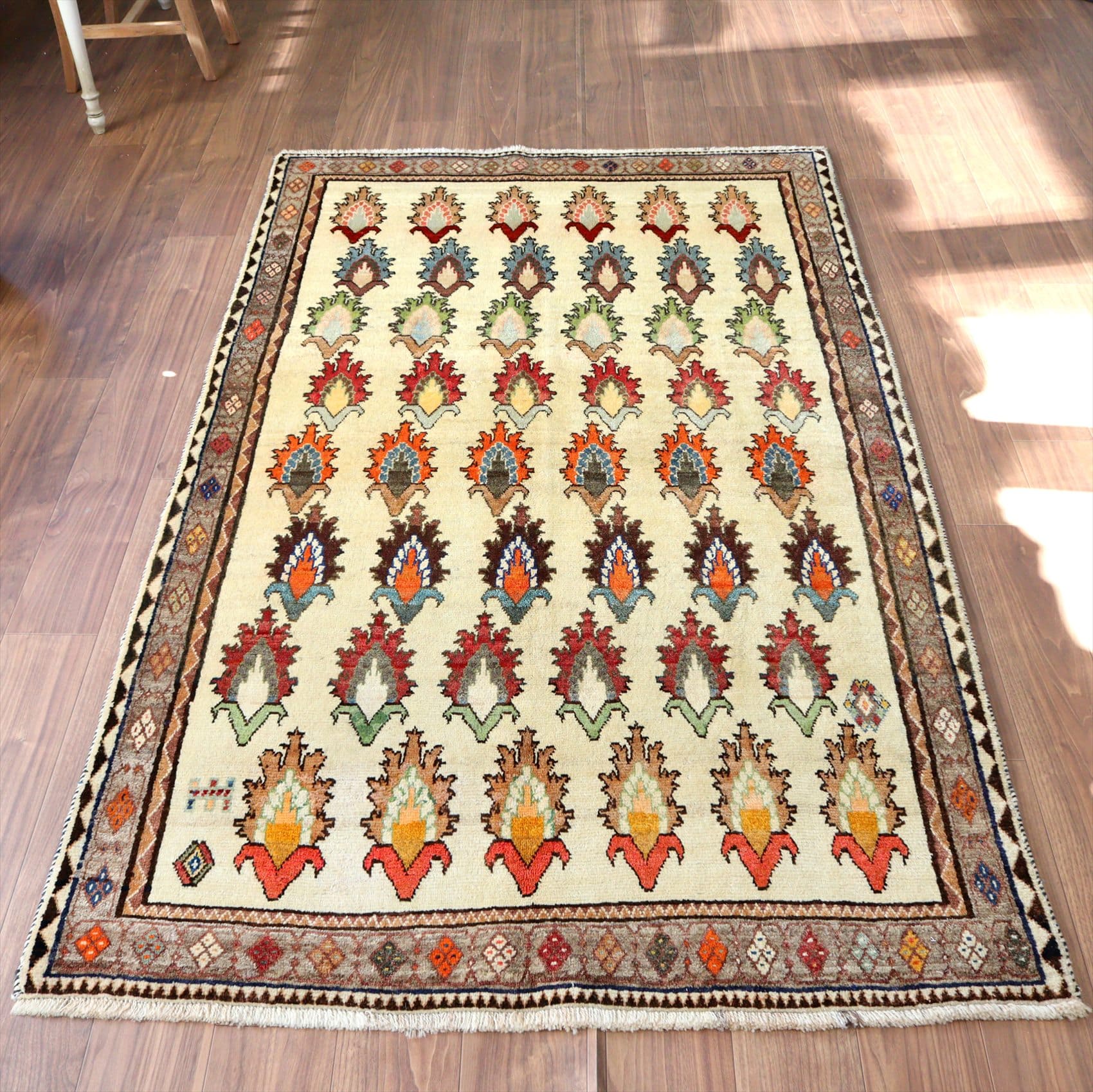 部族絨毯　トライバルラグ227×132cm カシュカイ族の手織りラグ　色とりどりのパルメットの額縁デザイン