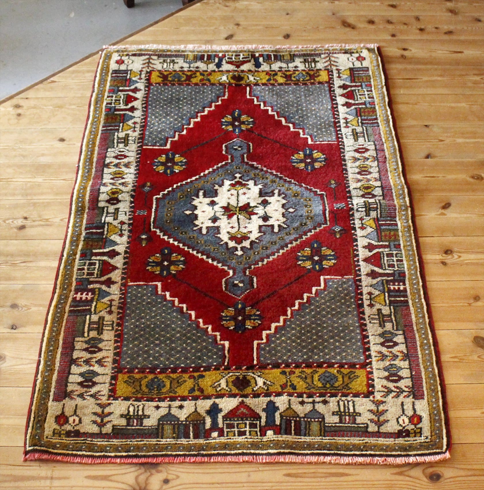 オールドカーペット・カイセリ・ヤヒヤル・トルコ手織り絨毯134×81cm 赤のメダリオンと町の風景