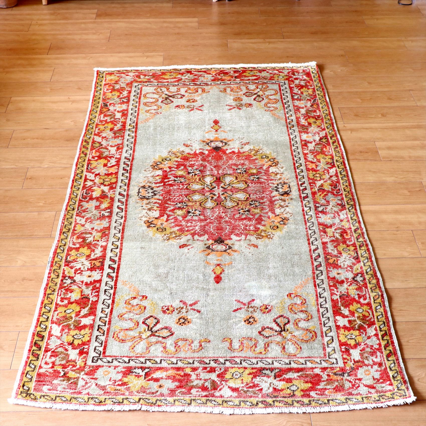 ギュネイ・ラグ/ トライバルラグ200×107cm ギュネイ/大輪の花　水色