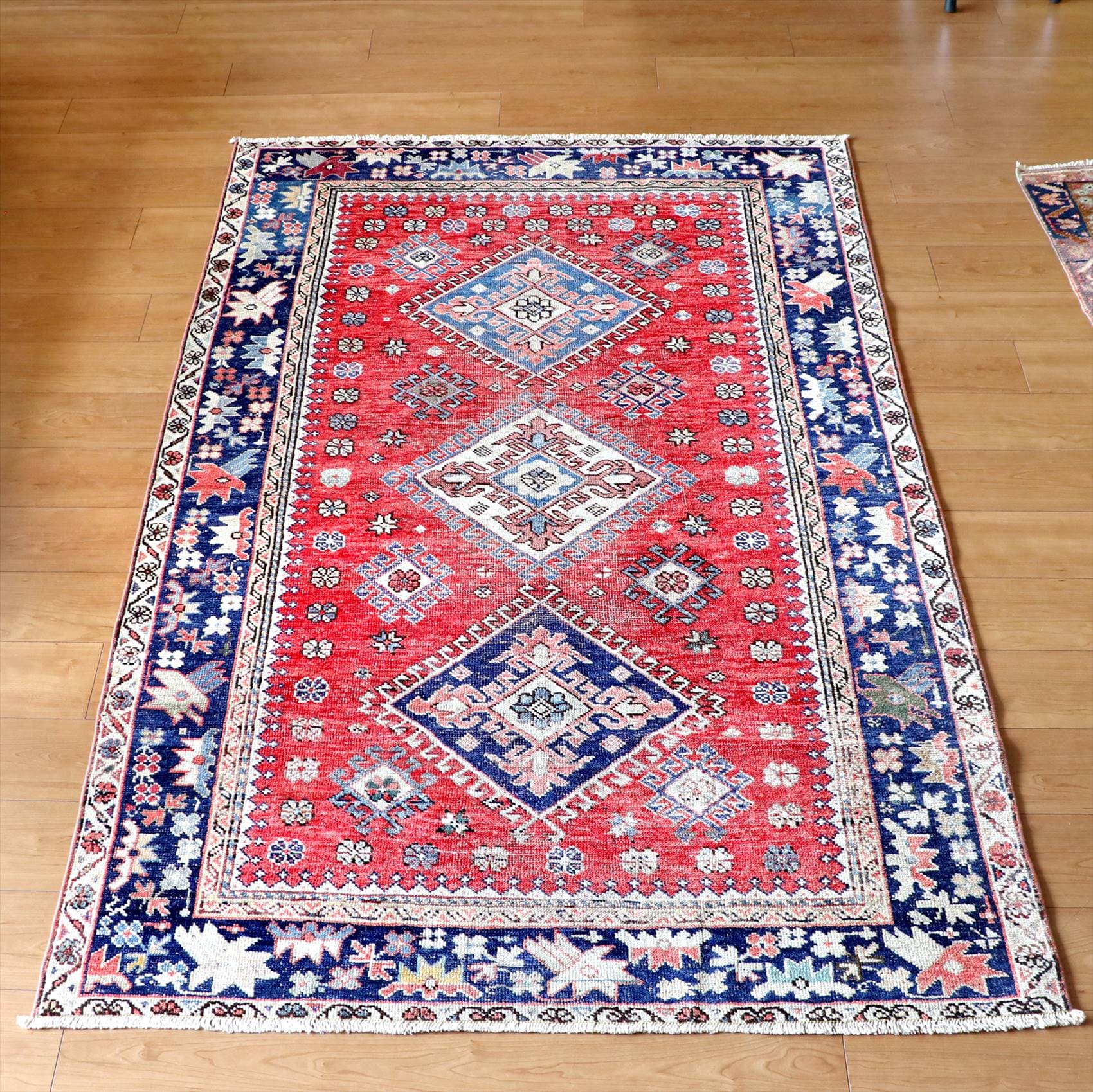 トルコじゅうたん・コーカサス地方の伝統柄200×122cm ドラゴンの爪を持つ３つのひし形