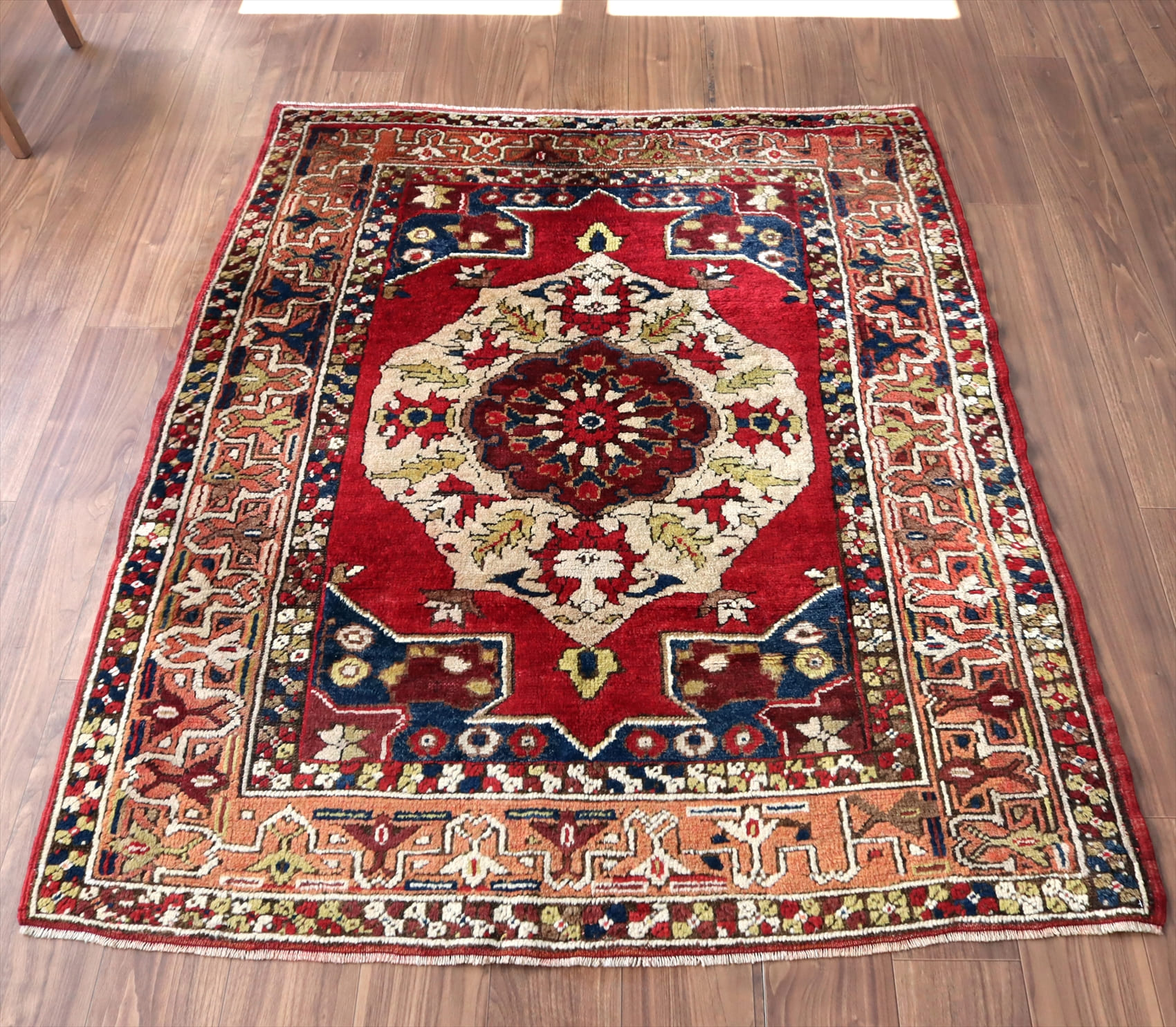 トライバルラグ　トルコカッパドキア172×137cm 花のメダリオン