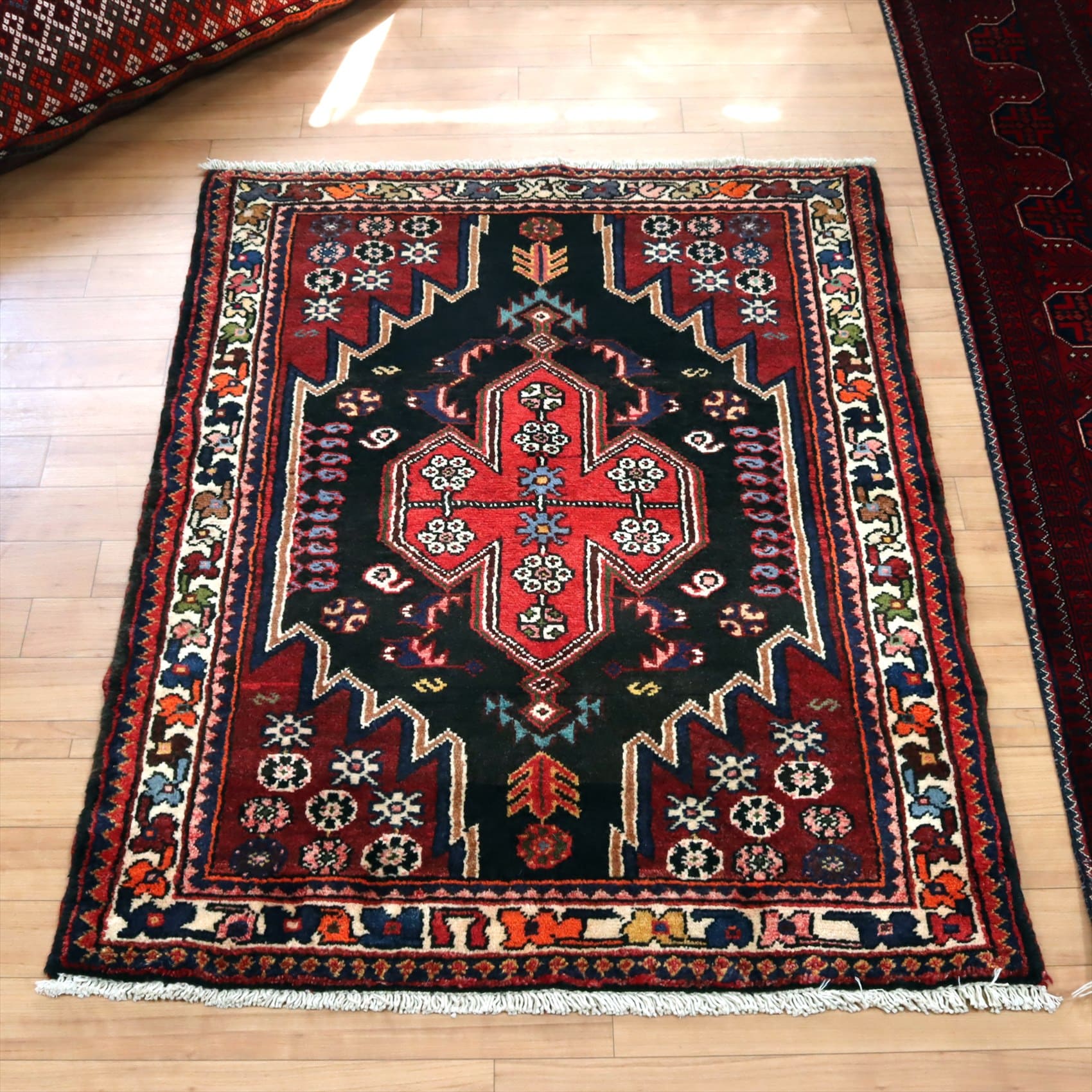 トライバルラグ サーベ110×84cm