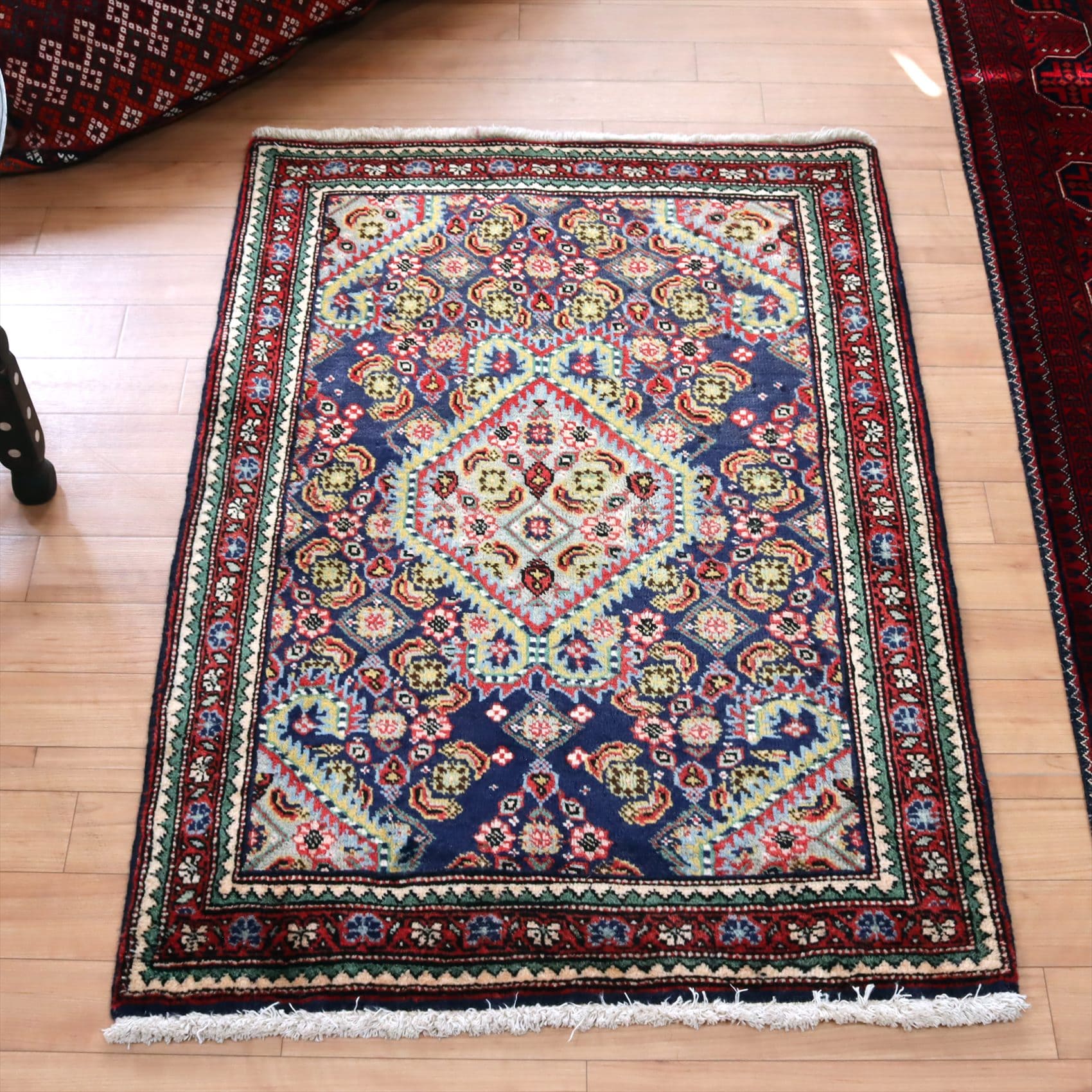 トライバルラグ アルデビル101×72cm メダリオンと小花